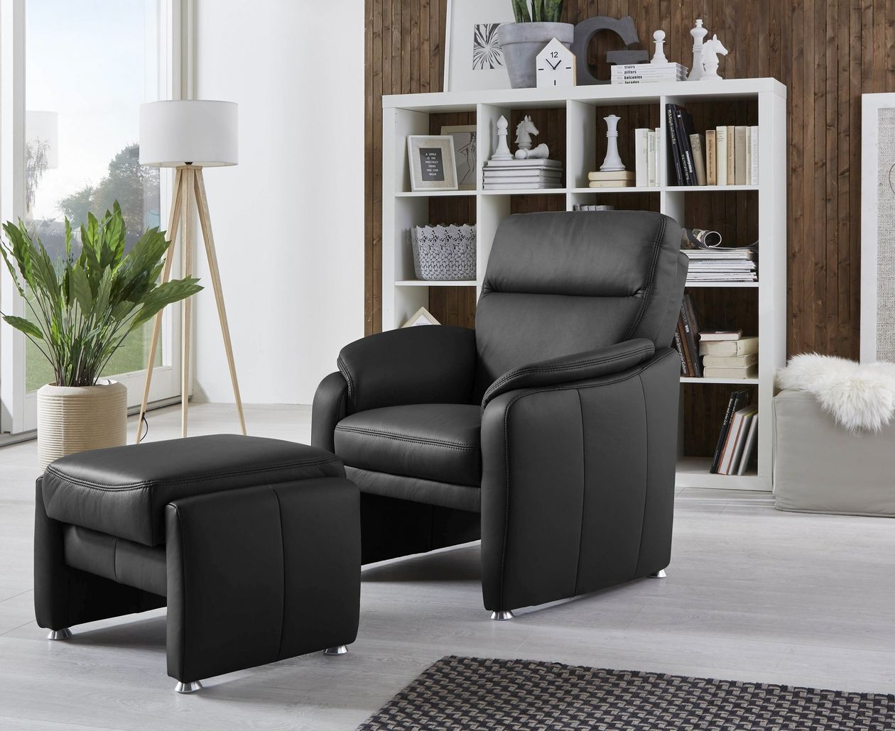 Sessel Bornholm der Marke Polsteria in einer Einrichtung in Schwarz-Weiß