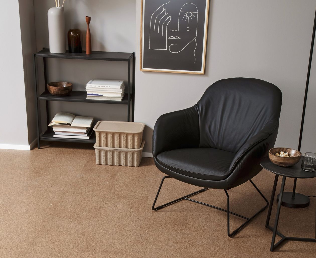 Sessel Glove aus der Schöner Wohnen Kollektion aus schwarzem Leder in einer dunklen Einrichtung