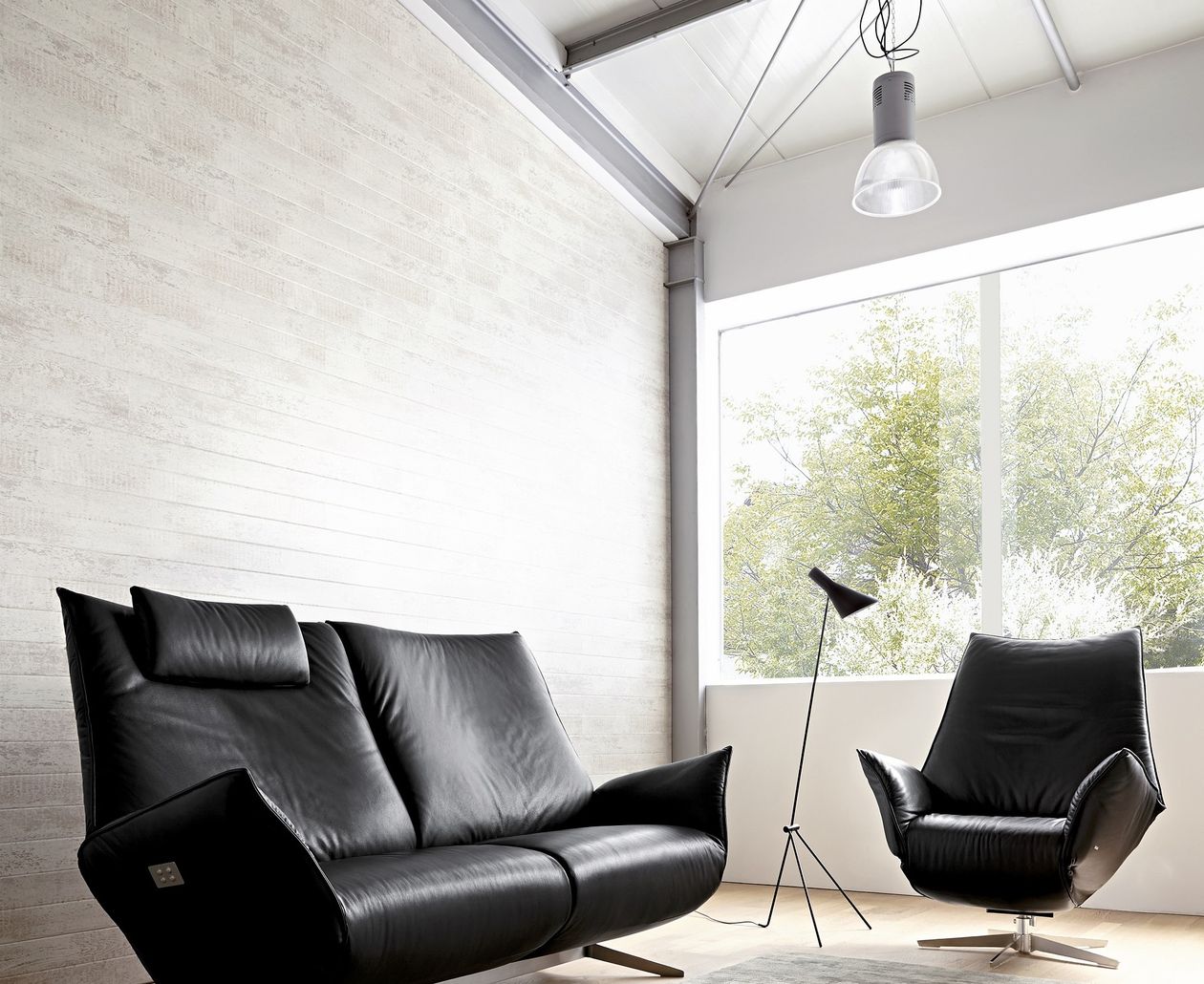 Sessel Safira aus dem Hause Koinor in schwarzem Leder im Industrie-Stil