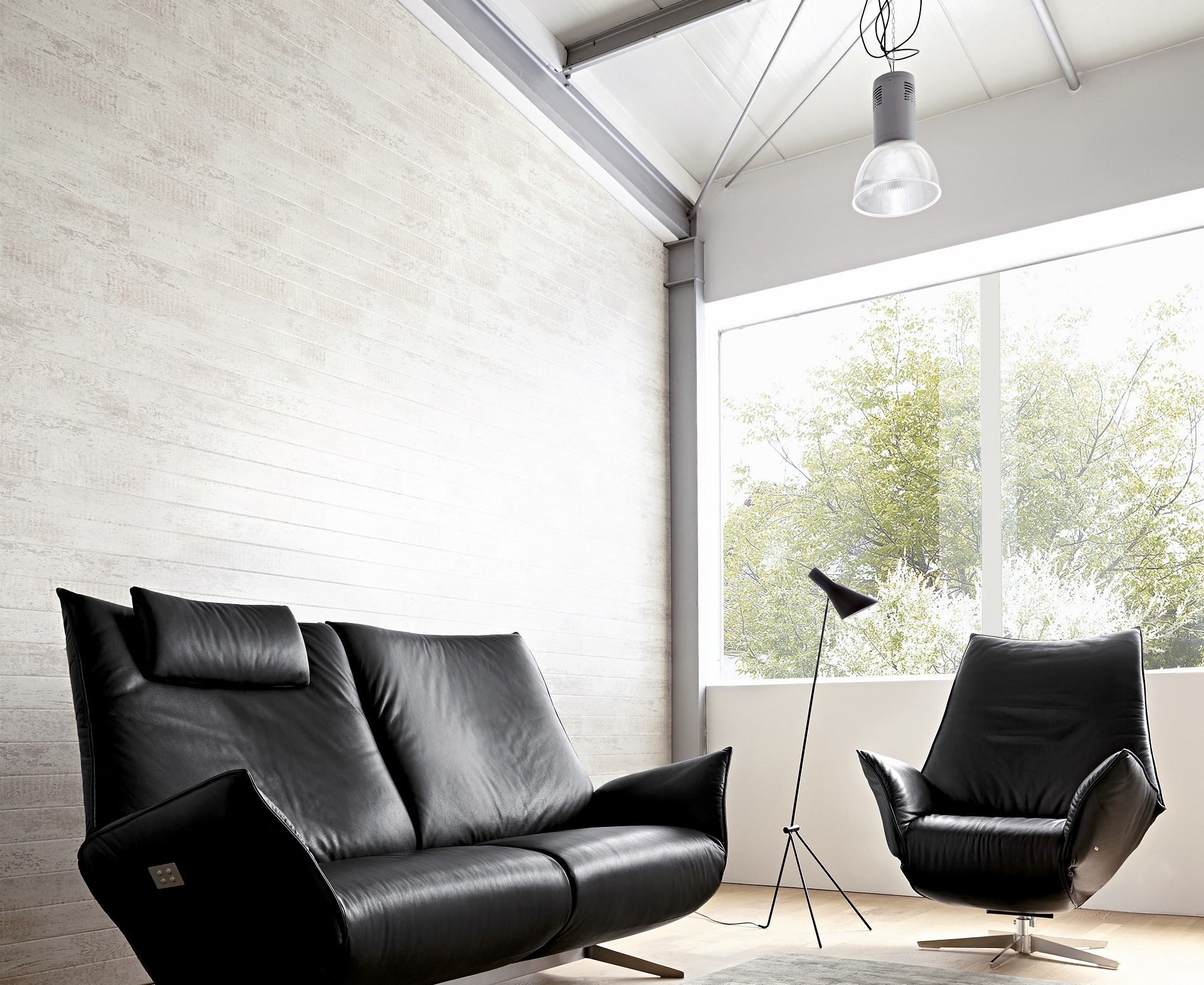Sessel Safira aus dem Hause Koinor in schwarzem Leder im Industrie-Stil