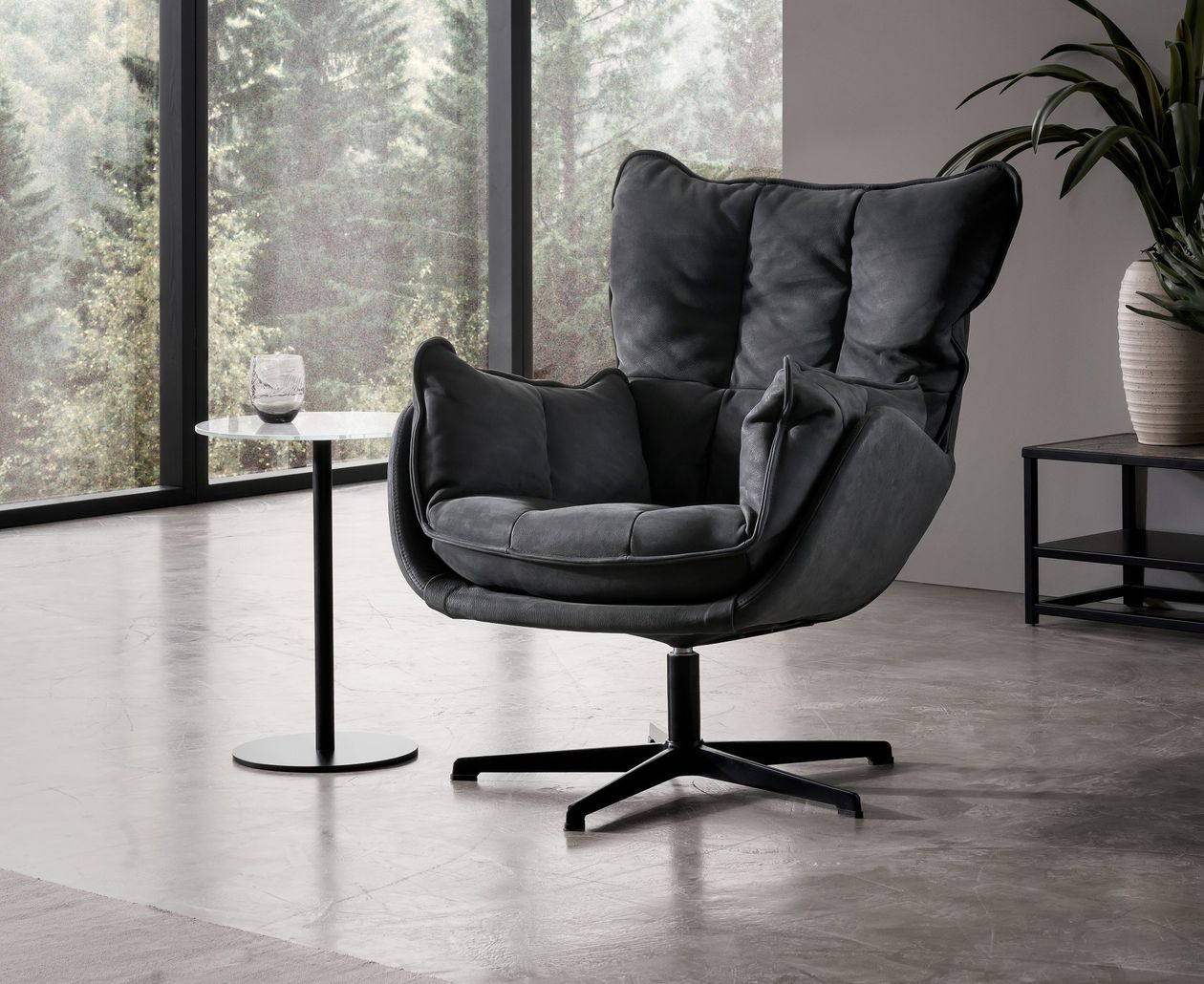 Sessel Jules von designwerk aus schwarzem Leder in einer minimalistischen Einrichtung