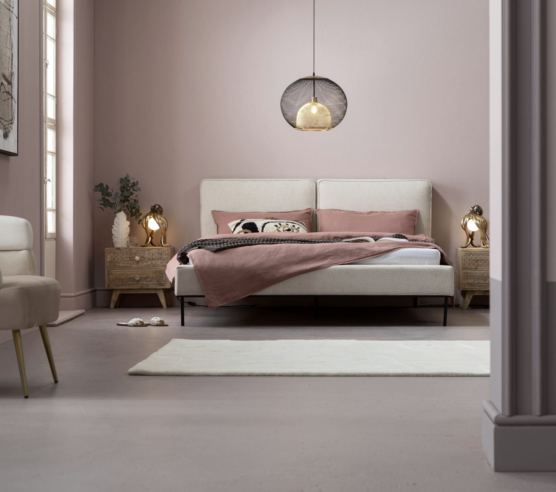 Polsterbett East Side 84421 der Marke KARE DESIGN in Beige in einem hohen Raum mit großer Pendelleuchte