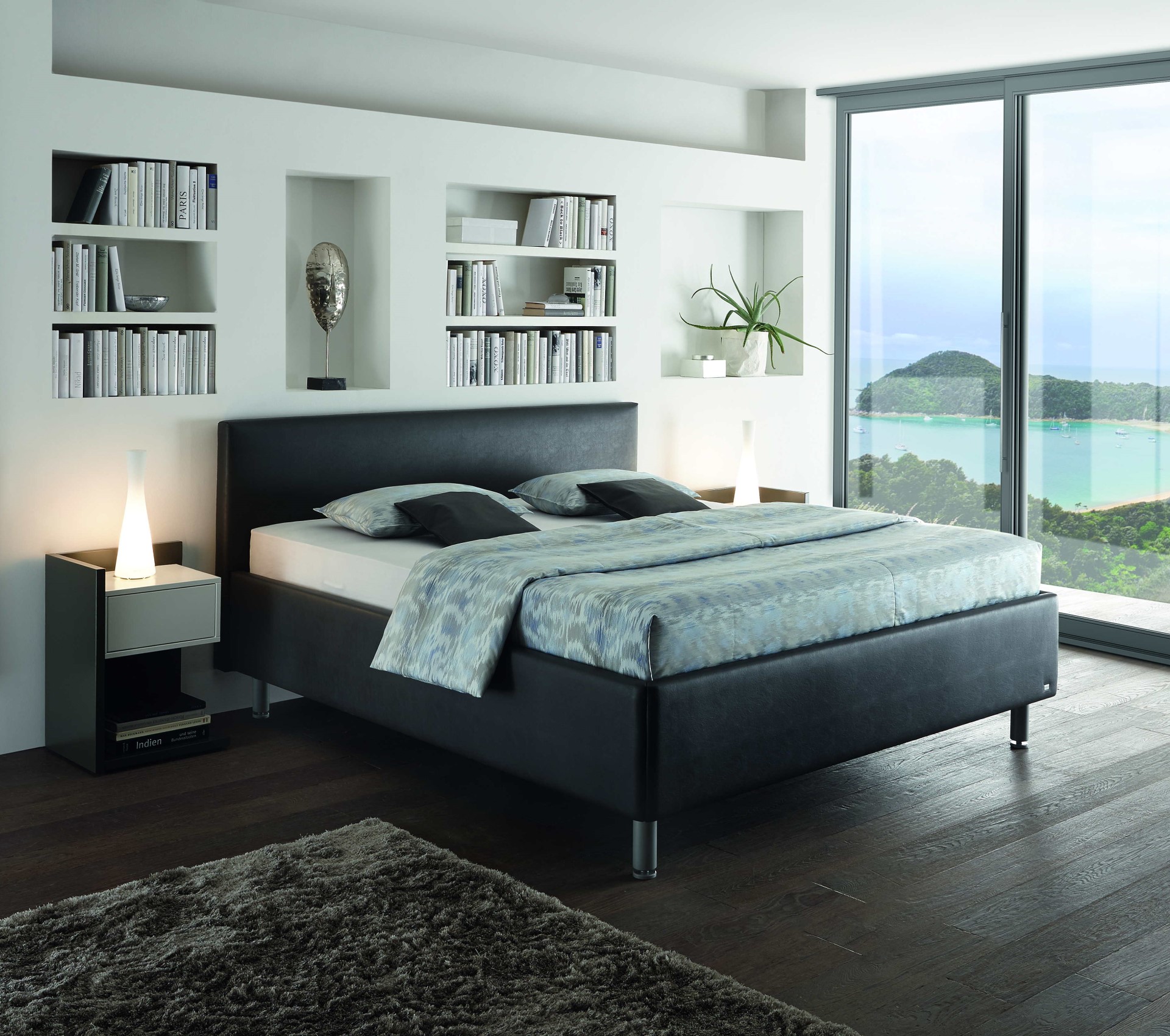 Polsterbett Casa von RUF Betten in schwarz in einem Raum mit weißen Möbeln