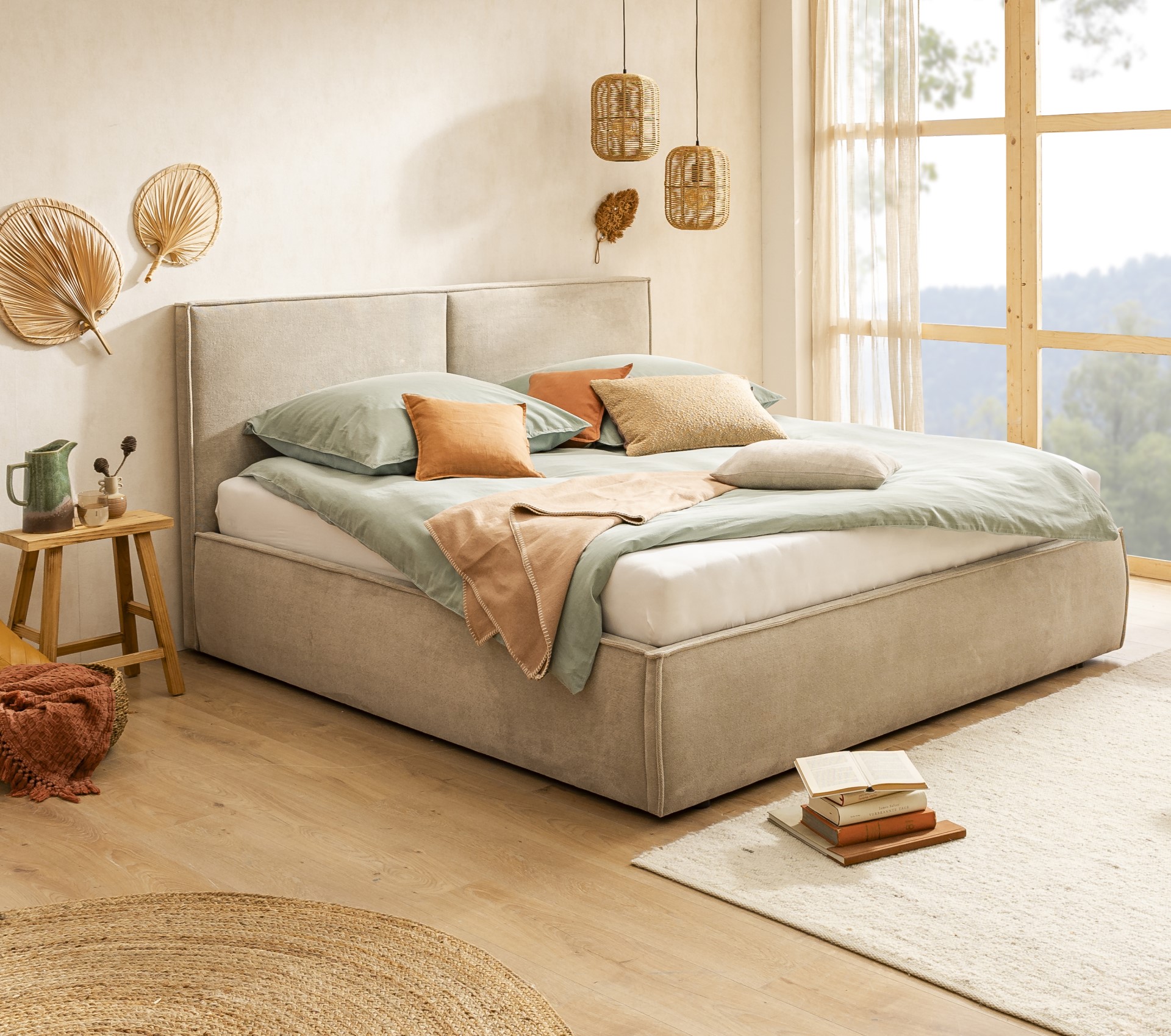 Polsterbett Dolce in Beige in einem Raum im Boho-Scandi-Stil