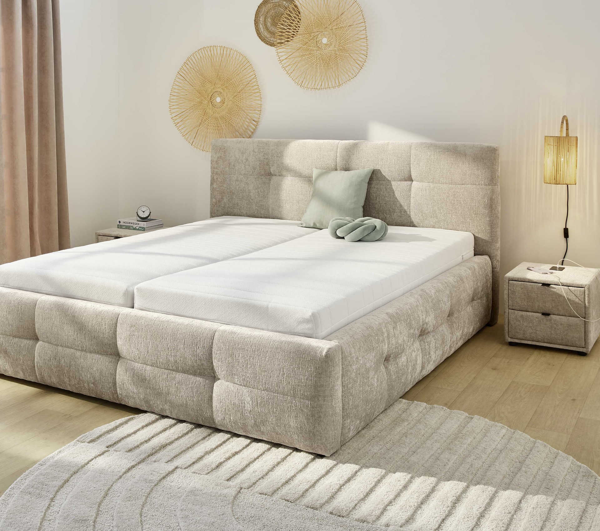 Polsterbett Tivoli in beige in einem modern gehaltenen, hell eingerichteten Raum