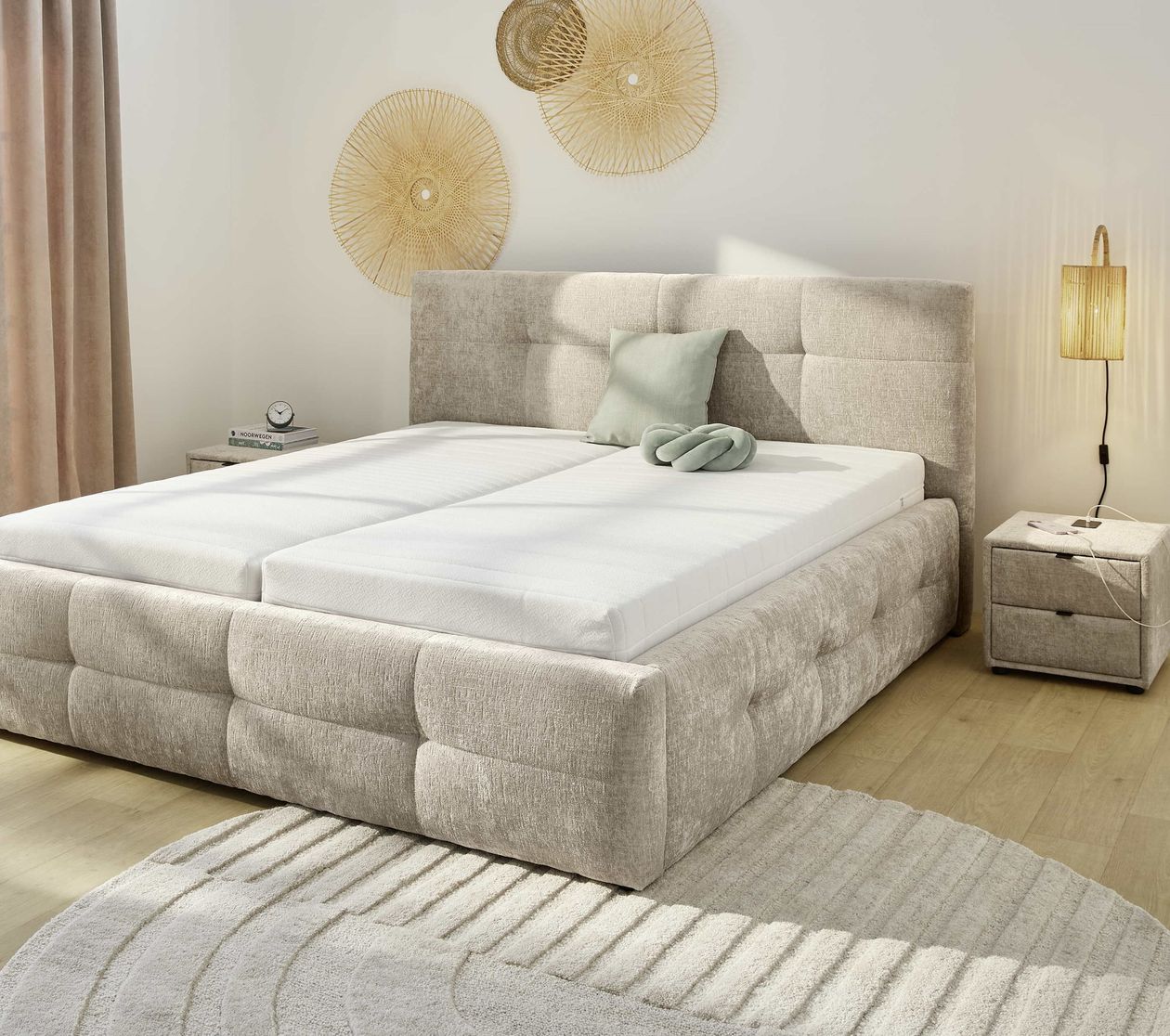 Polsterbett Tivoli in beige in einem modern gehaltenen, hell eingerichteten Raum