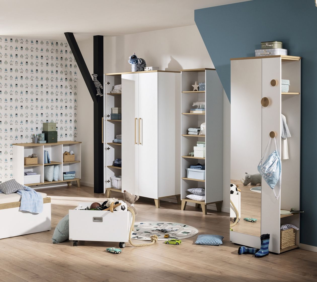 Sideboard Oscar der Marke Paidi in Holzoptik weiß in einem blau gehaltenem Kinderzimmer im Scandi Look