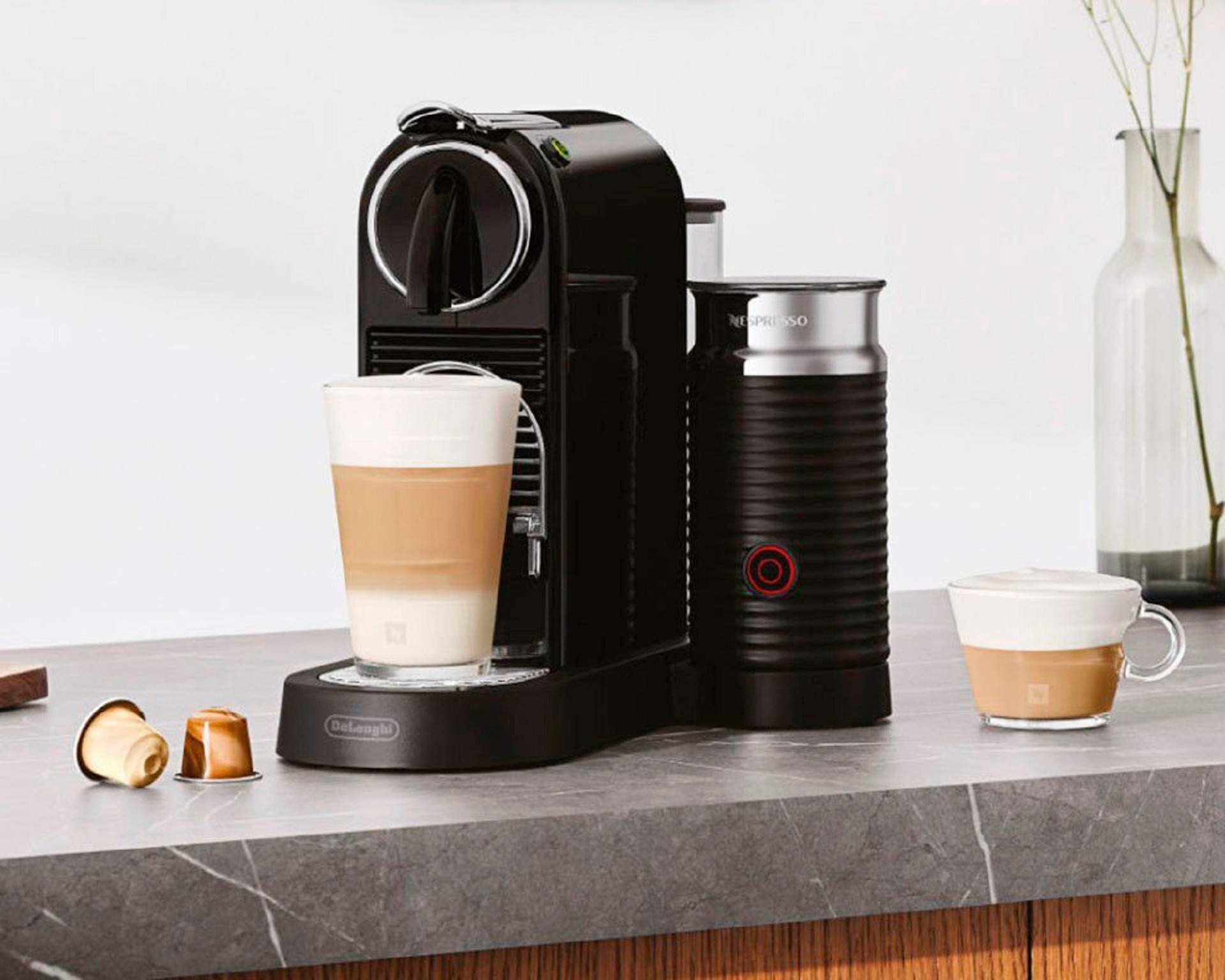 Kaffeemaschine Nespresso Citiz & Milk in schwarzem Kunststoff zur Verwendung mit Nespresso Kapseln auf einem Küchentresen