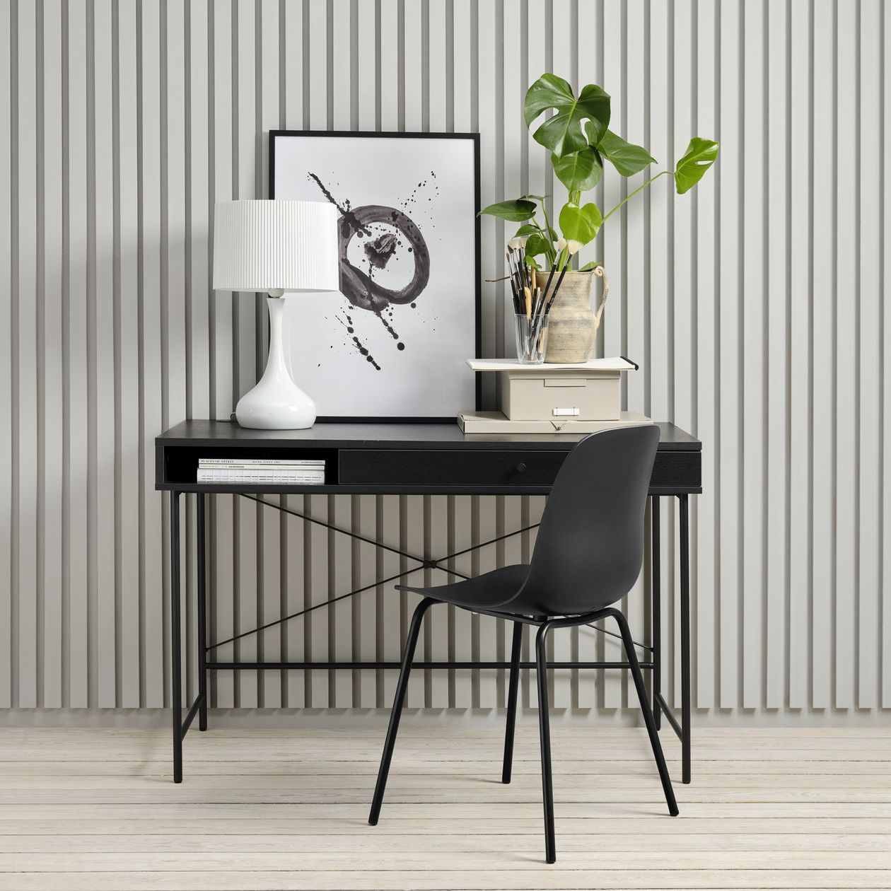 Schreibtisch Pensacola in schwarzer Holzoptik in einem modernen Büro