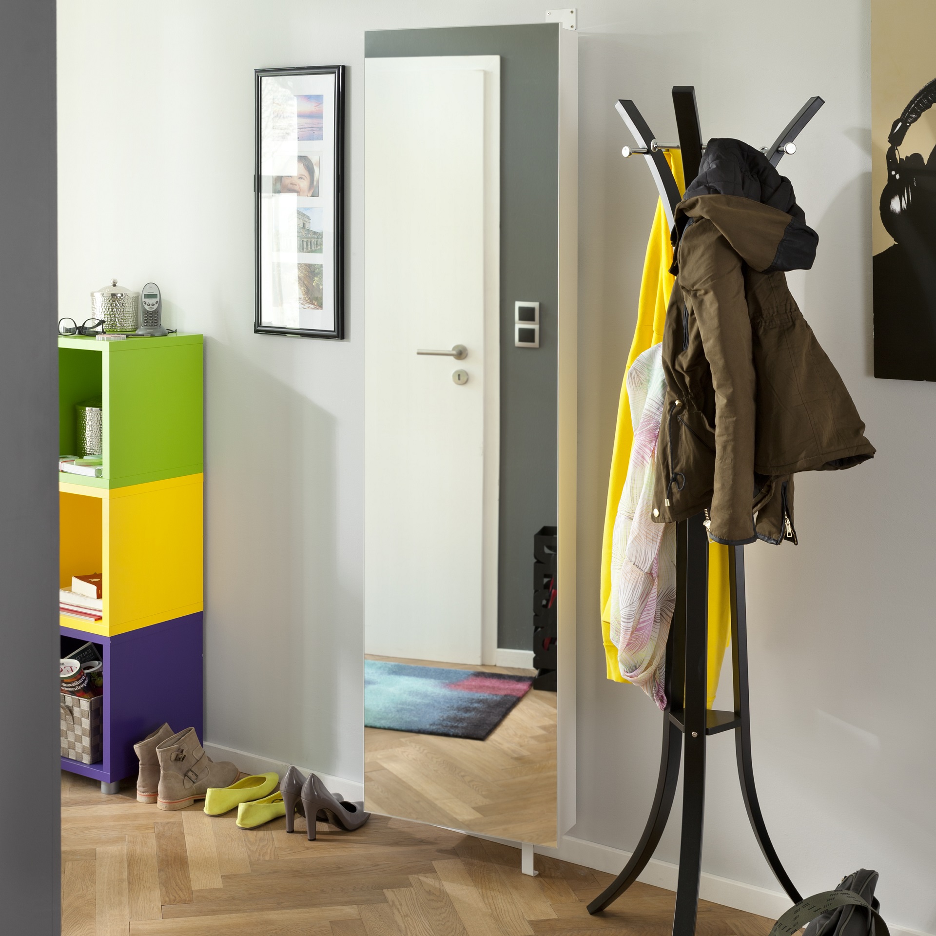 Schuhschrank Marcon der Marke Germania aus weißem Kunststoff mit Spiegel in einem modern gehaltenen Flur