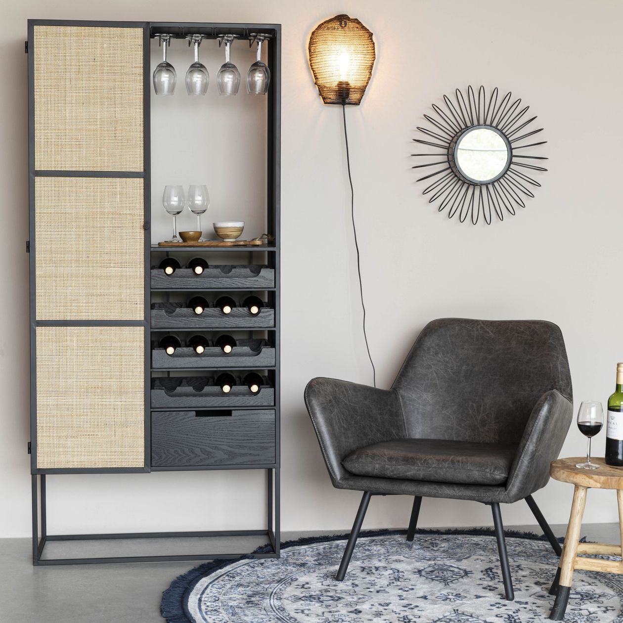 Weinschrank Guuji aus dem Hause Zuiver aus schwarzem Metall in einem modern gestalteten Ambiente