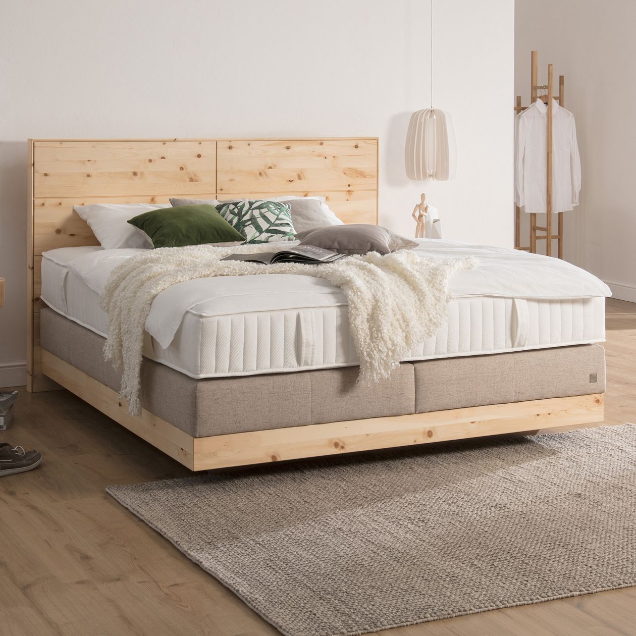 Boxspringbett Chalet der Marke ADA Premium aus massivem Zirbenholz in einem modern gestaltetem Schlafzimmer