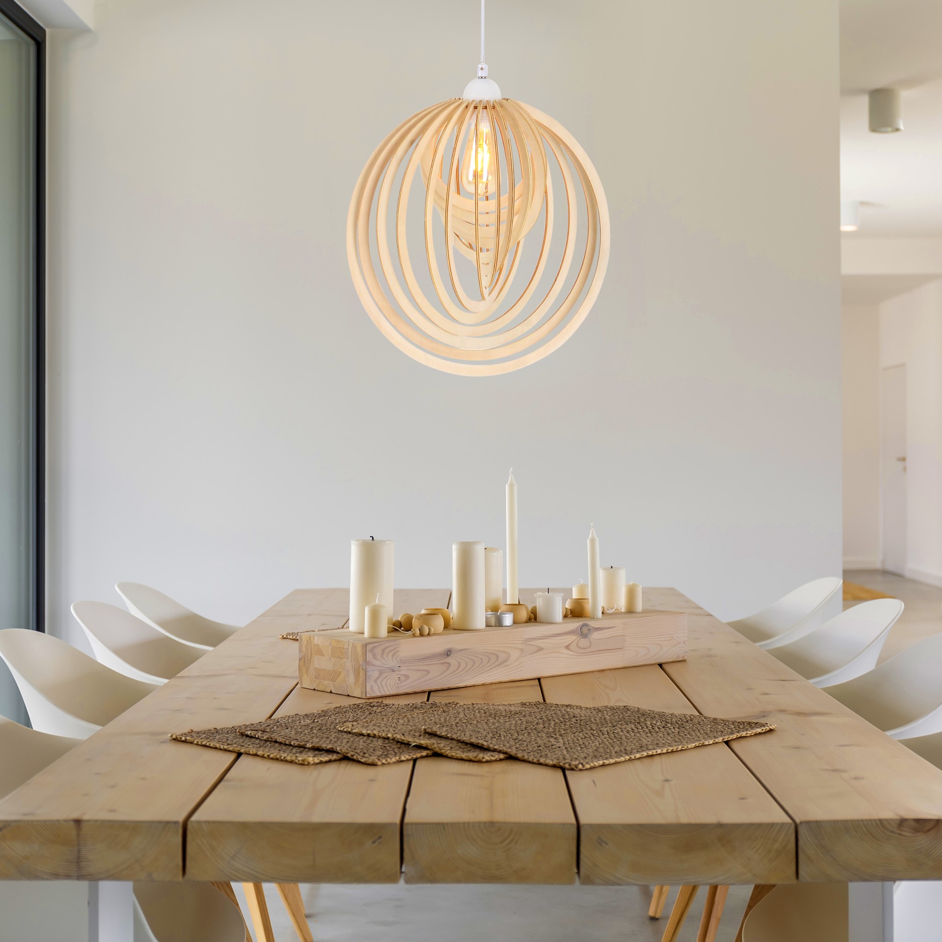 Pendelleuchte Armella von Näve aus braunem Holz in einem modernen Ambiente