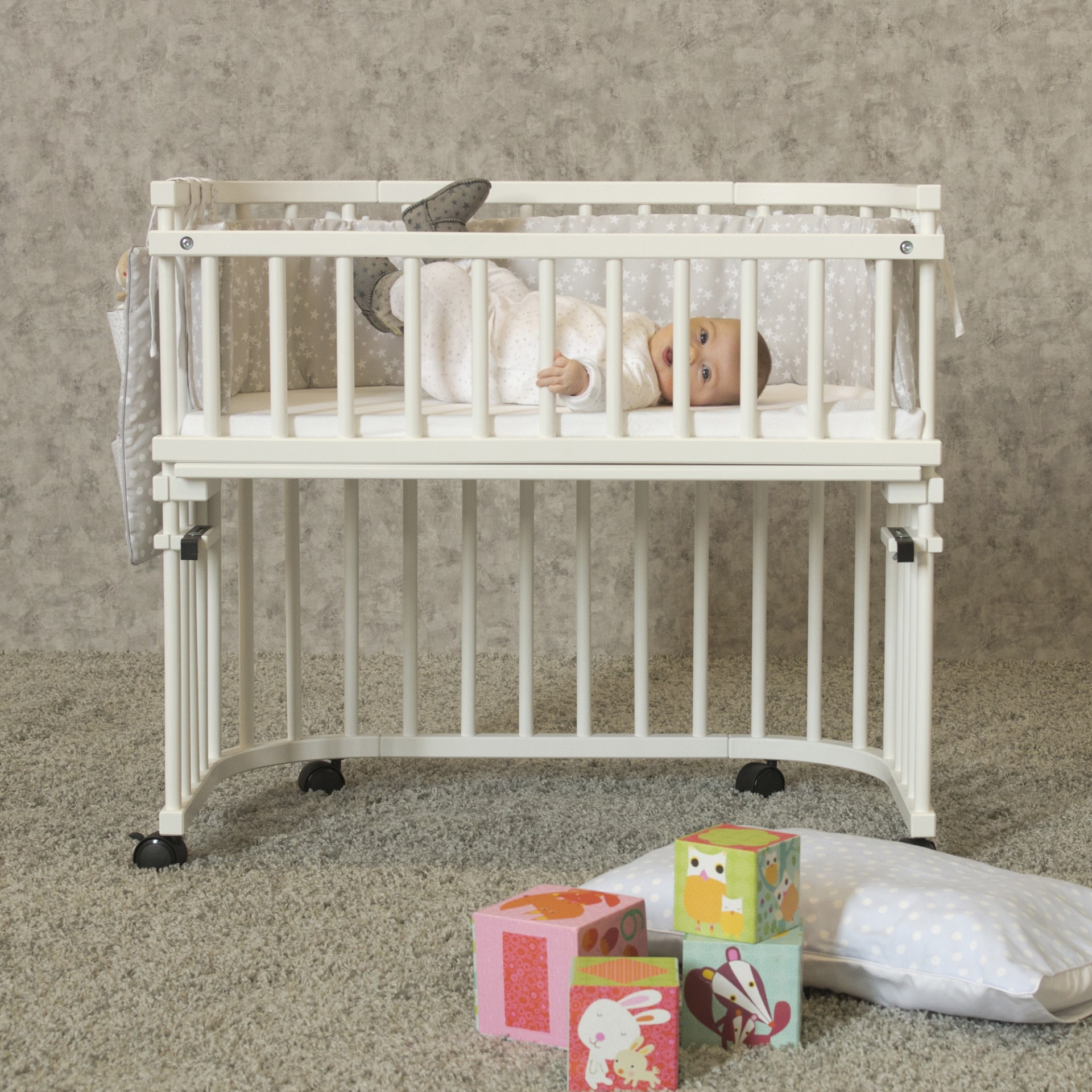 Beistellbett Babybay Maxi aus dem Hause Babybay mit weißem Verschlussgitter