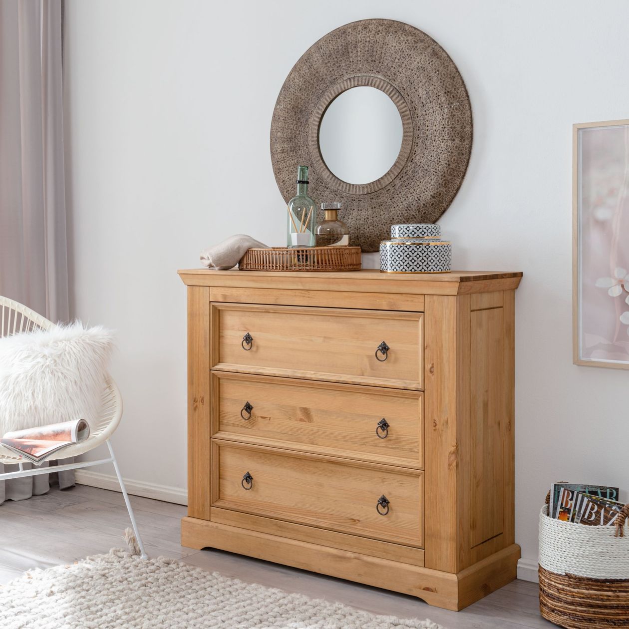 Kommode SZ0079 der Marke G+K aus braunem Holz in einem rustikalen Design