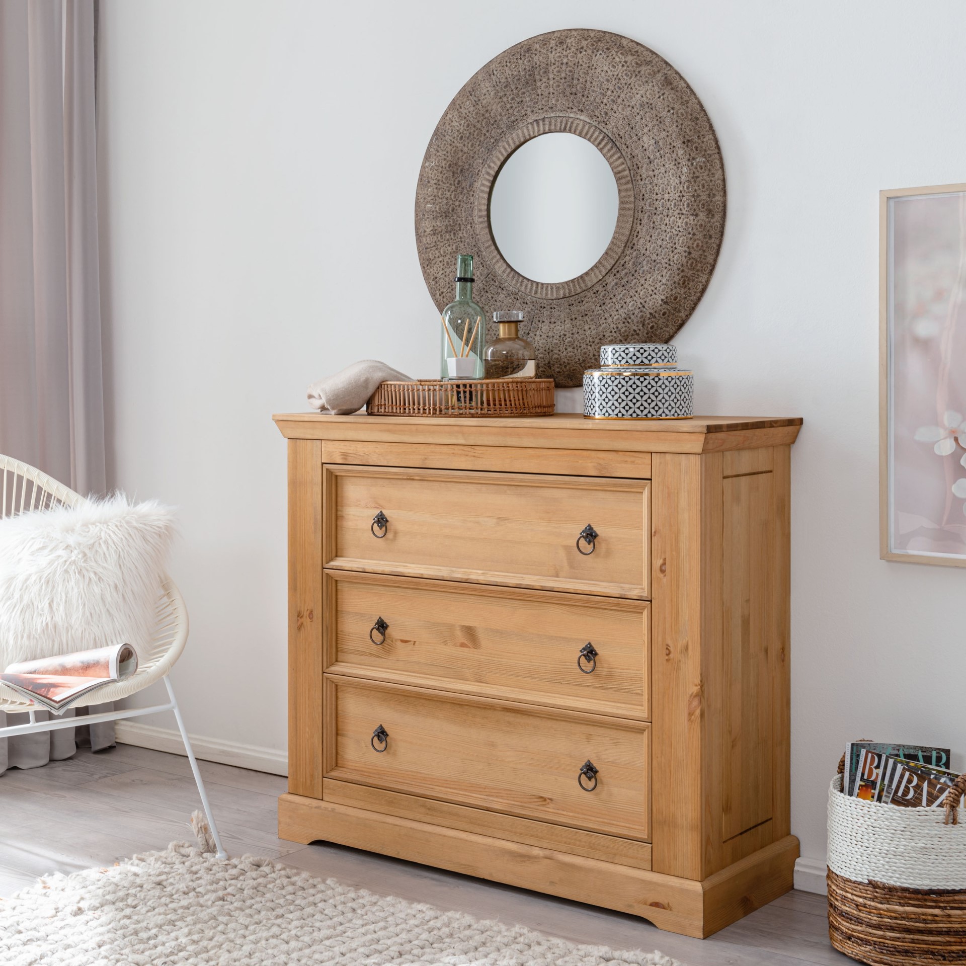 Kommode SZ0079 der Marke G+K aus braunem Holz in einem rustikalen Design
