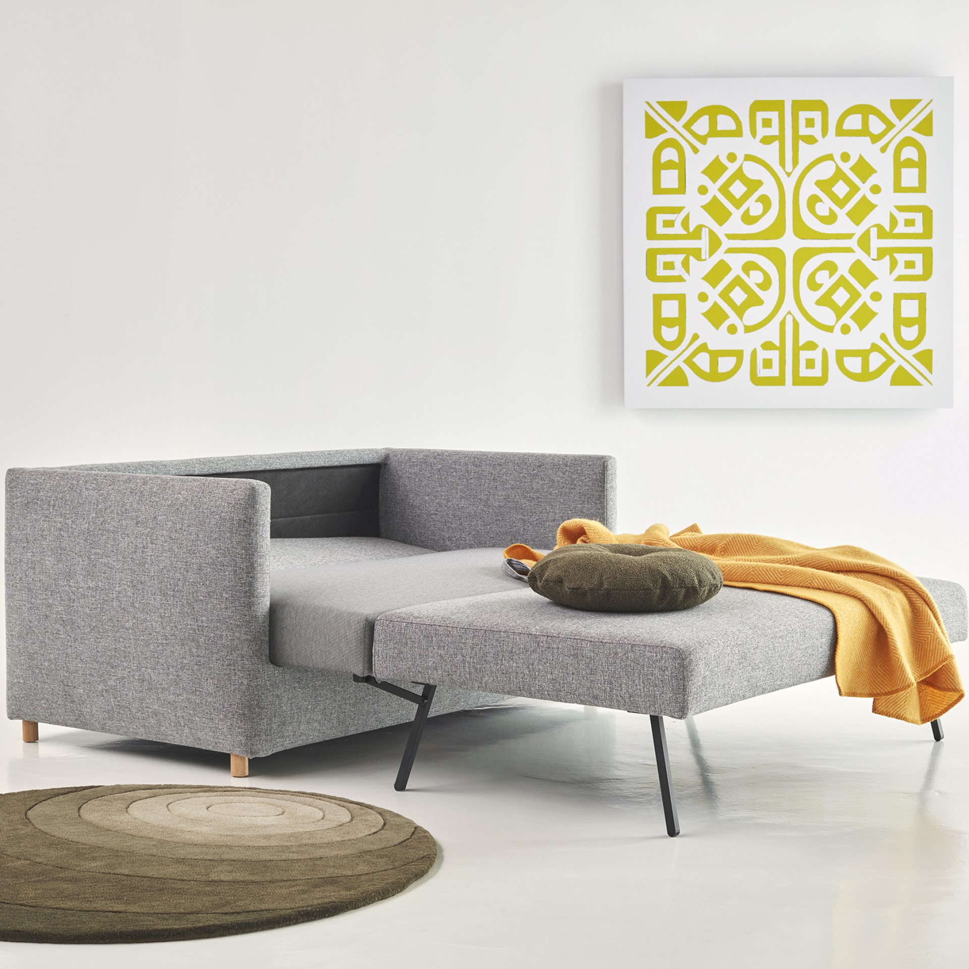 Schlafsofa Olan aus dem Hause Innovation Living mit grauem Stoffbezug in einem modernen Ambiente