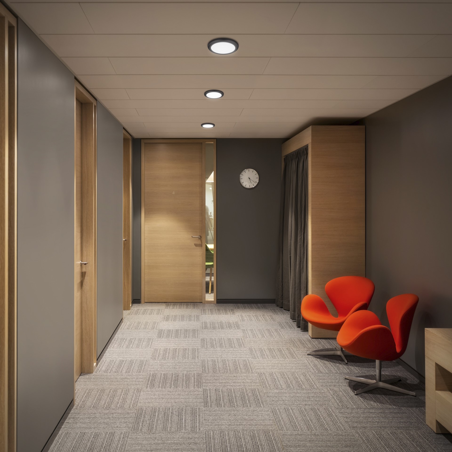 LED-Einbauleuchte BIS der Marke Helestra mit schwarzem Rand in einem modernen Flur