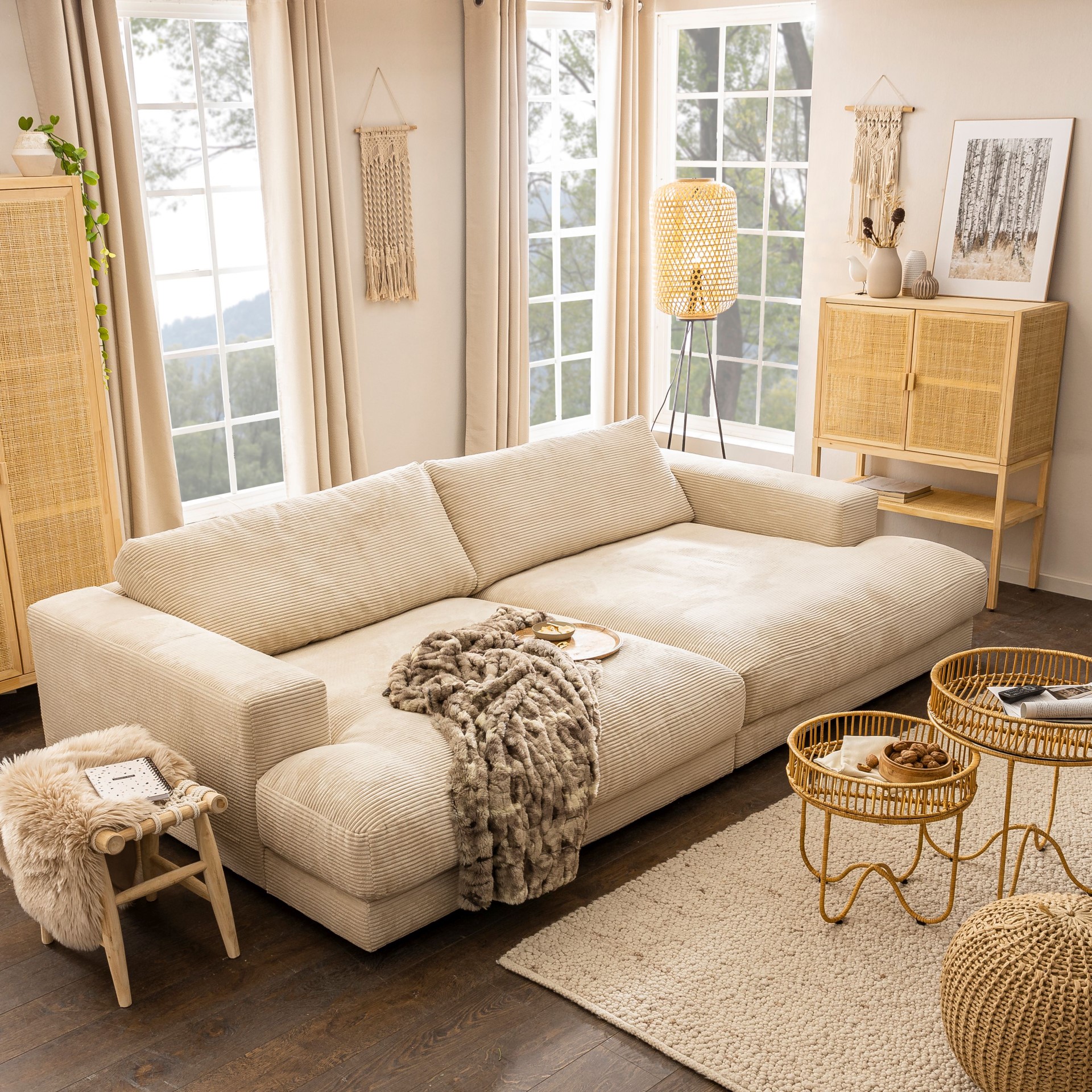 Bigsofa Dundee von DAHEIM aus beigem Cord in einem Wohnzimmer im Bohostil