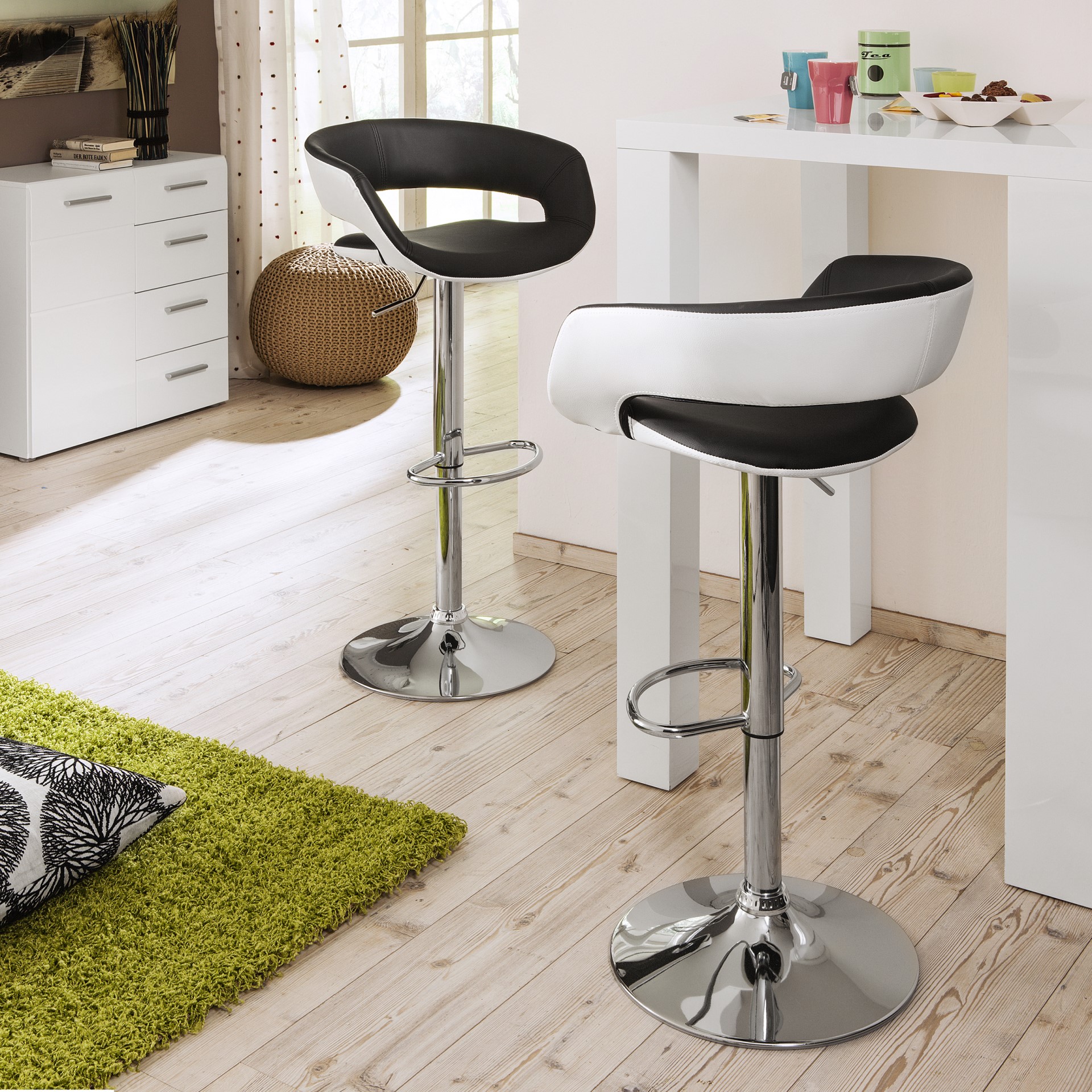 Barhocker Grace der Marke Actona mit schwarz-weißem Bezug und Höhenverstellbarkeit in einem modernen Ambiente