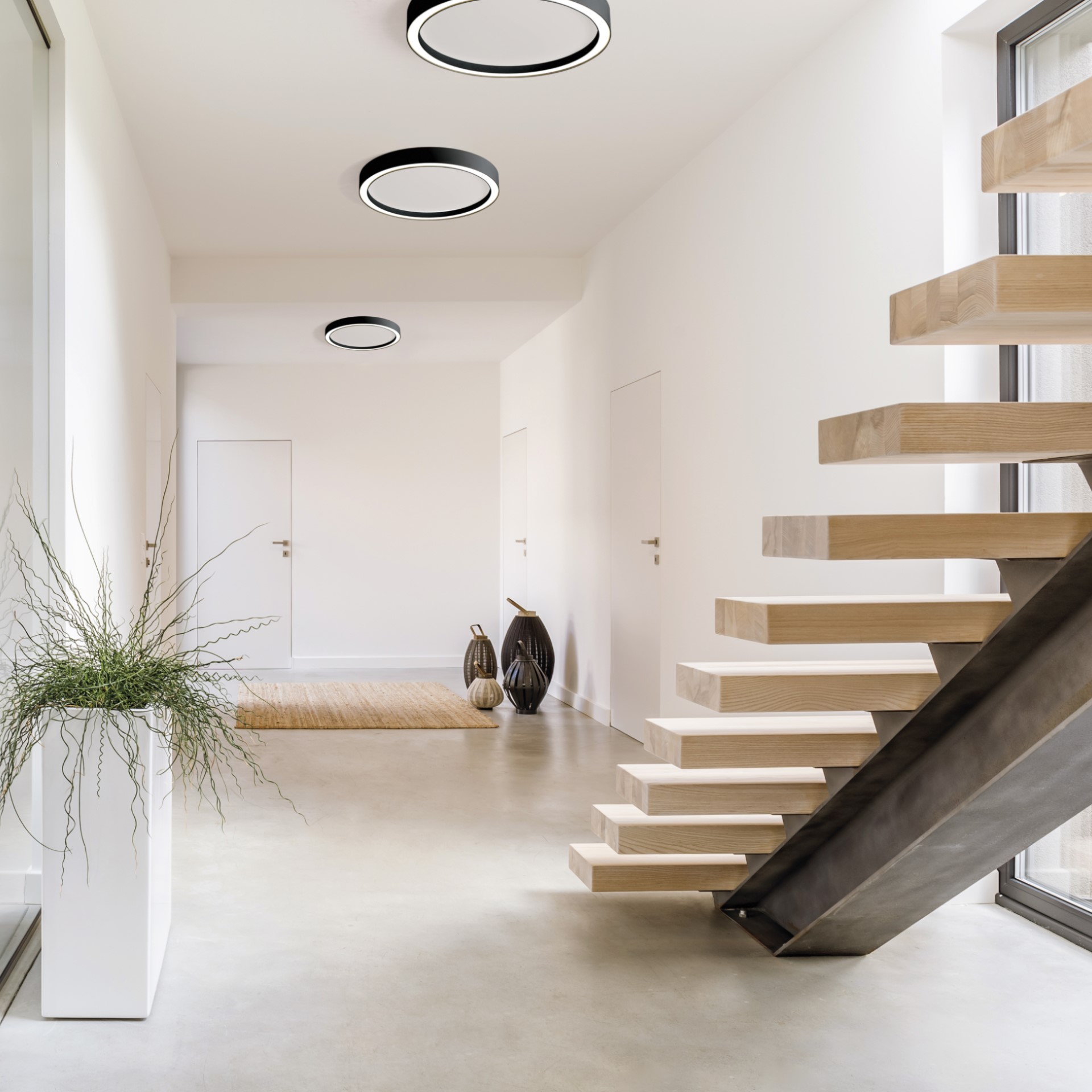 LED-Deckenleuchte Aura aus dem Hause Bopp aus schwarzem Metall in einem modern gehaltenen Flur