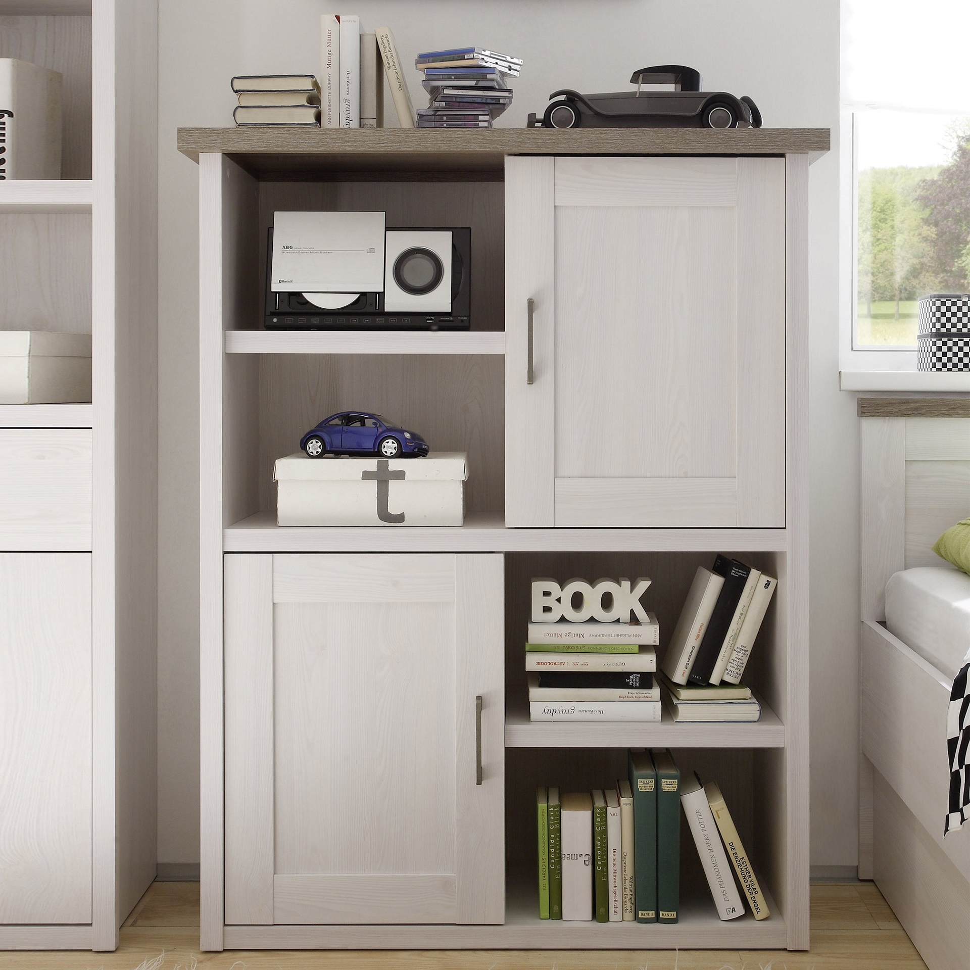 Highboard Luca aus dem Hause Begabino in weißer Holzoptik im Landhausstil