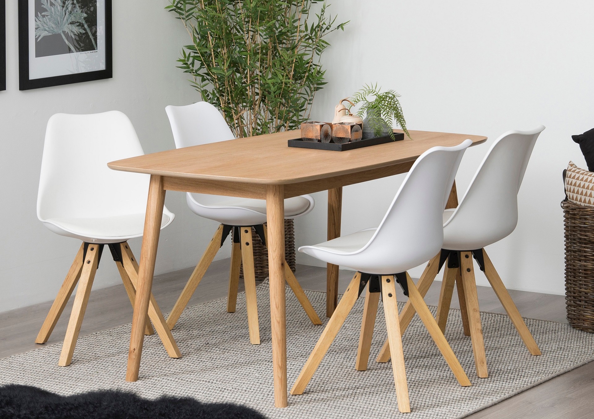 Esstisch Nagano aus dem Hause Actona in Holz in einem Essbereich im Scandi-Look