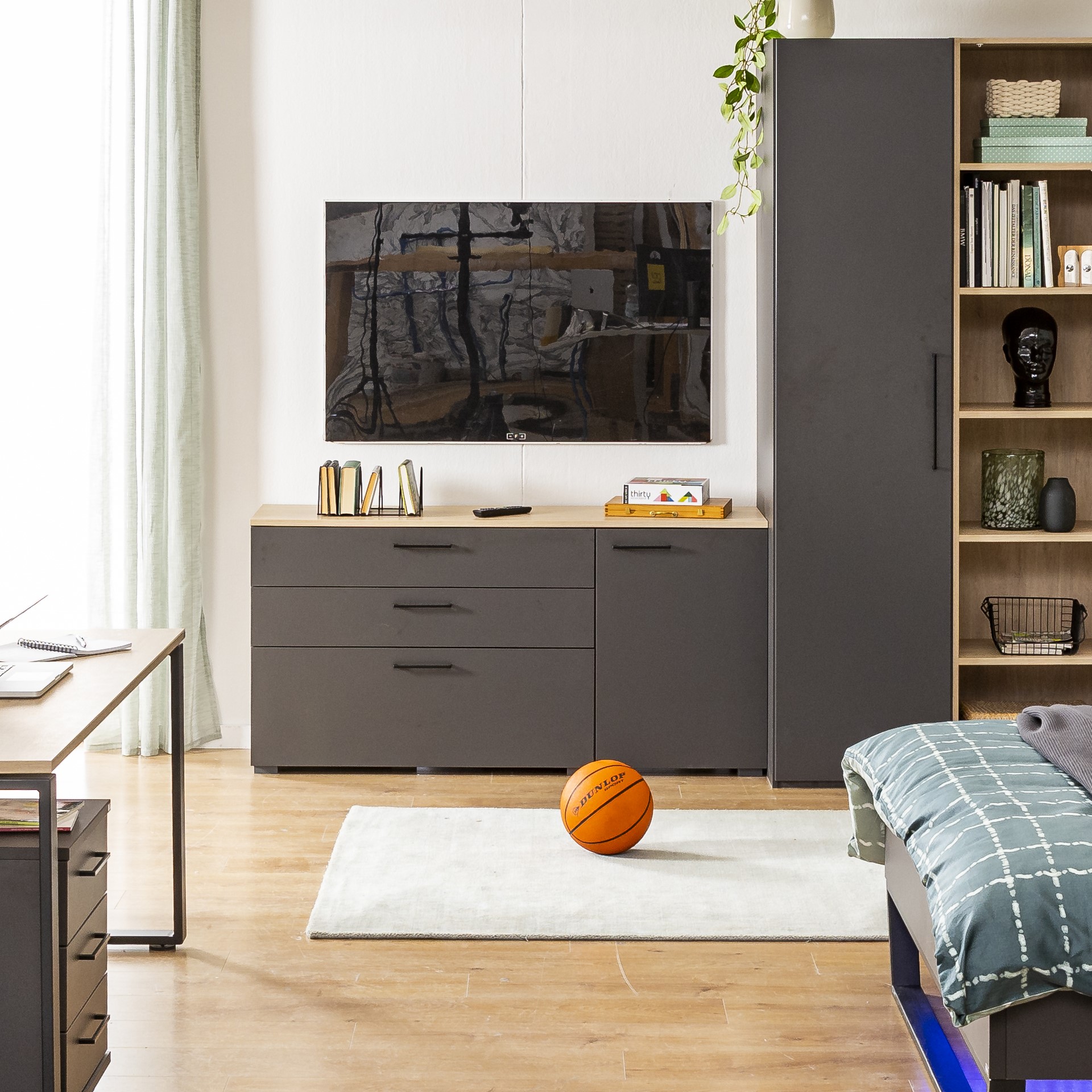 Kommode inkl. Deckplatte Cocoon aus dem Hause Röhr in grauer Holzoptik in einem modernen Jugendzimmer