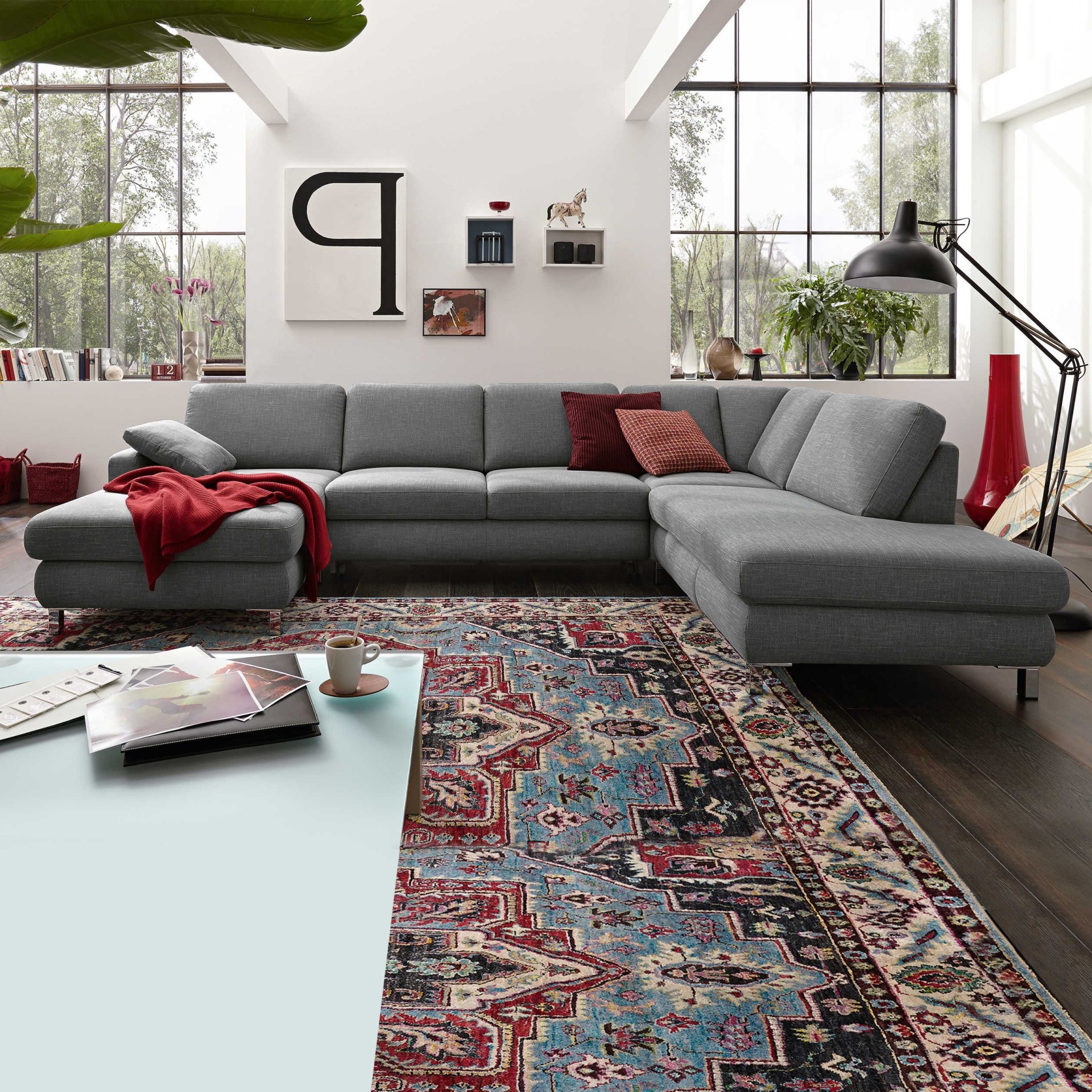 Wohnlandschaft MR 365 aus dem Hause Musterring mit grauem Stoff in einem modernen Ambiente