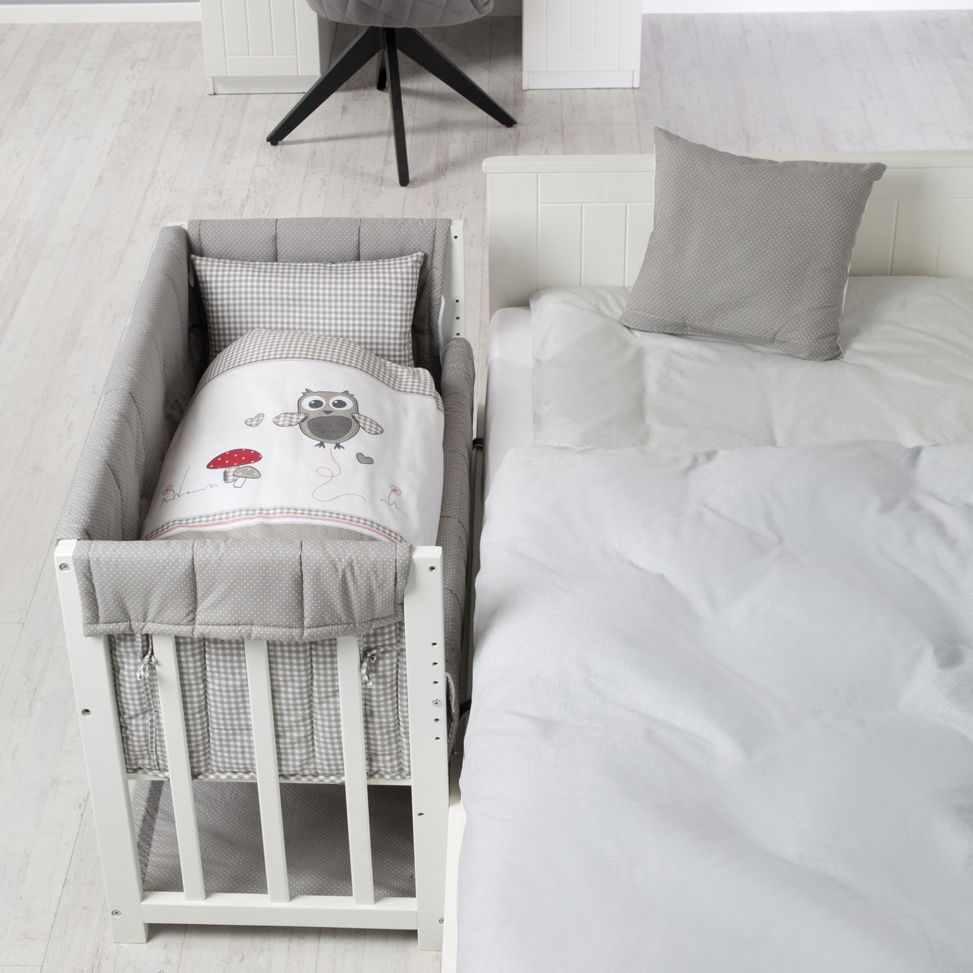 Stubenbettchen 4 in 1 von Roba Baumann in Weiß mit vier Funktionen: Beistellbett, Stubenwiege, Stubenbett und Bank