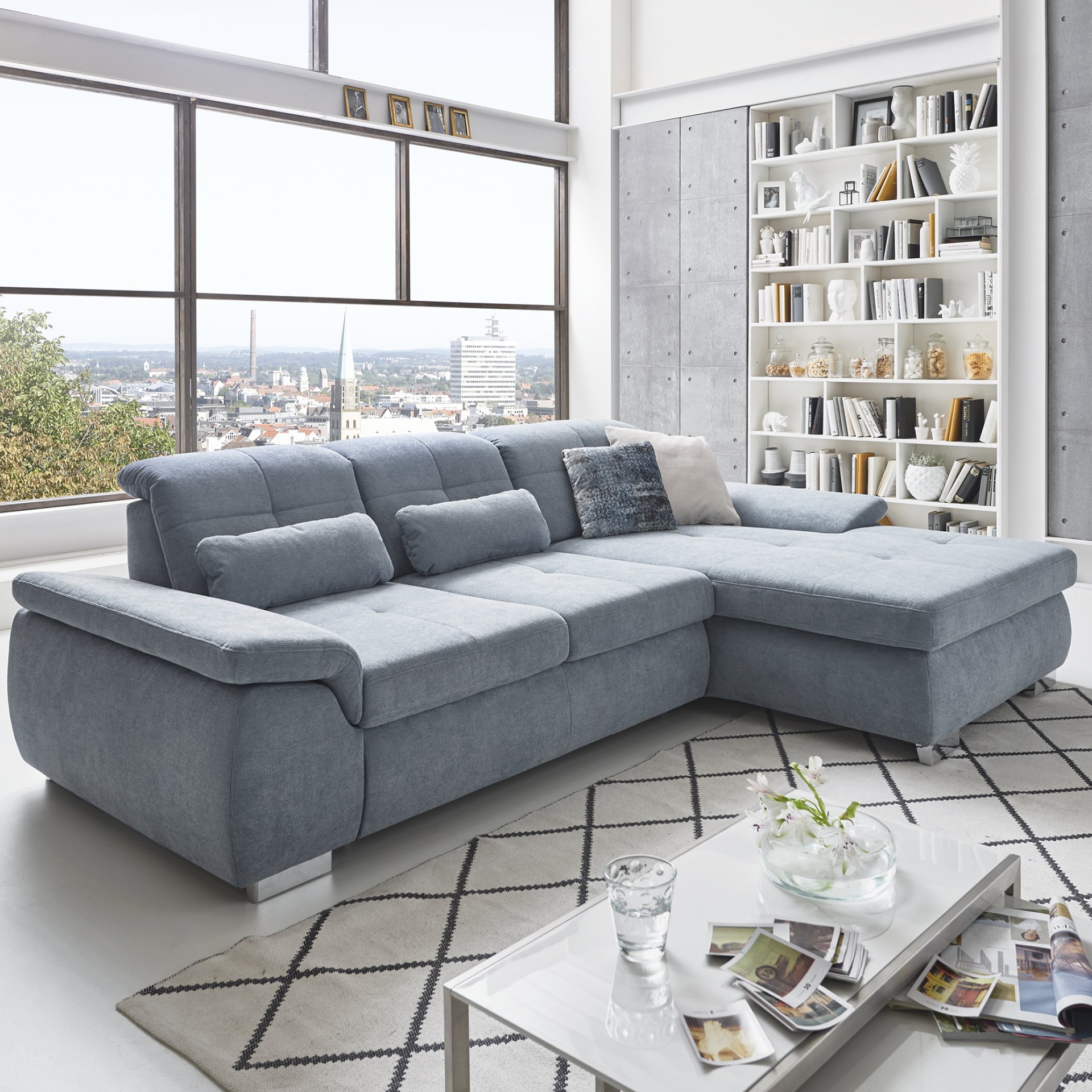Ecksofa Plank von Comfortplan aus baluem Stoff in einem modern gestalteten Hochhaus-Appartement