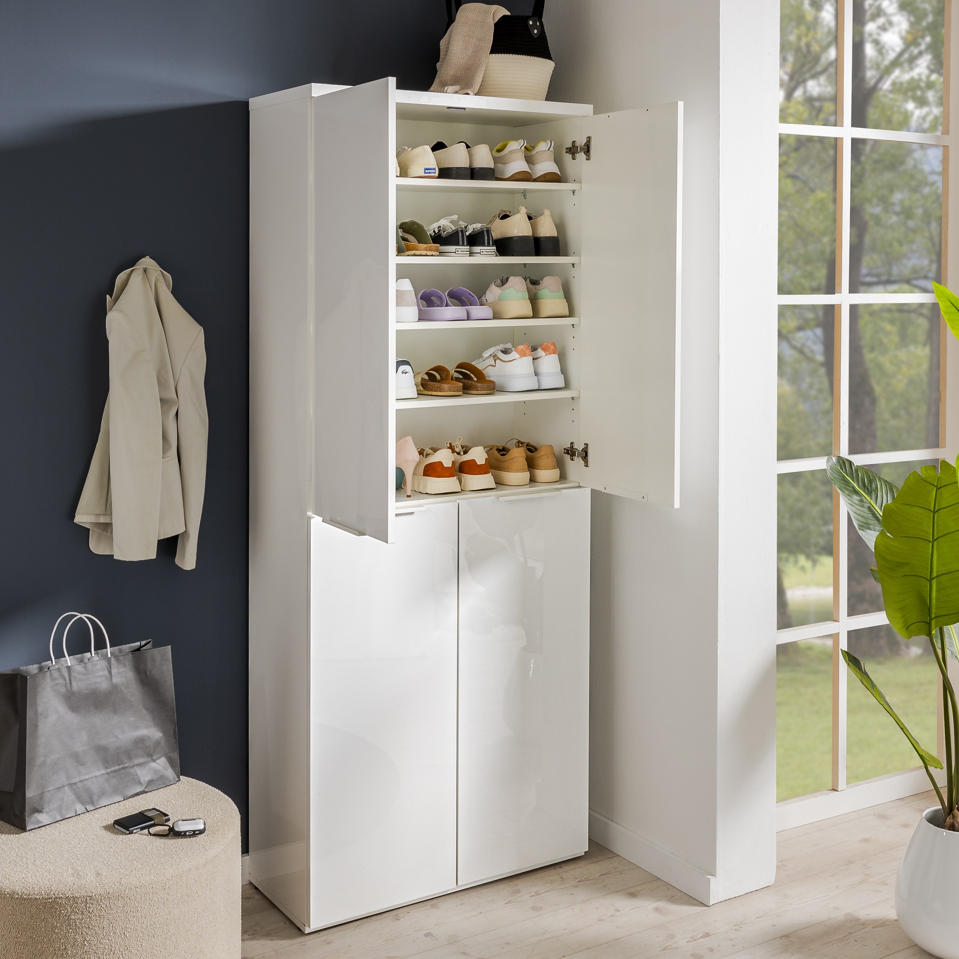 Schuhschrank Mundi von Composad in weißer Holzoptik in einem modern gehaltenen Flur