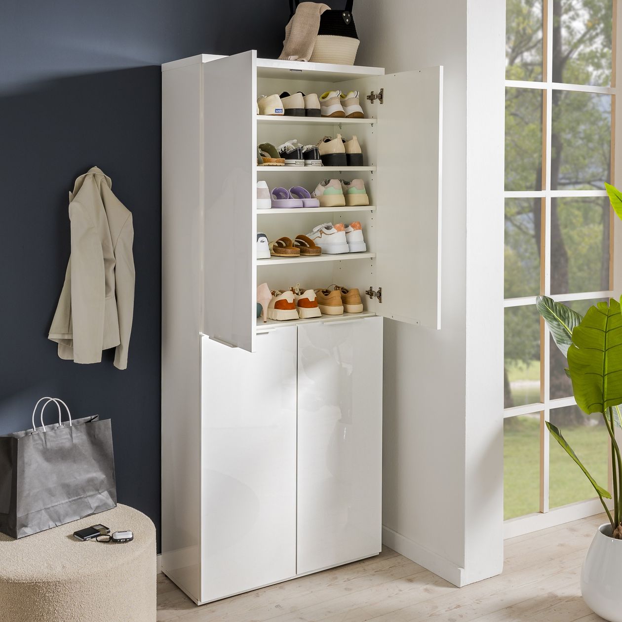 Schuhschrank Mundi von Composad in weißer Holzoptik in einem modern gehaltenen Flur