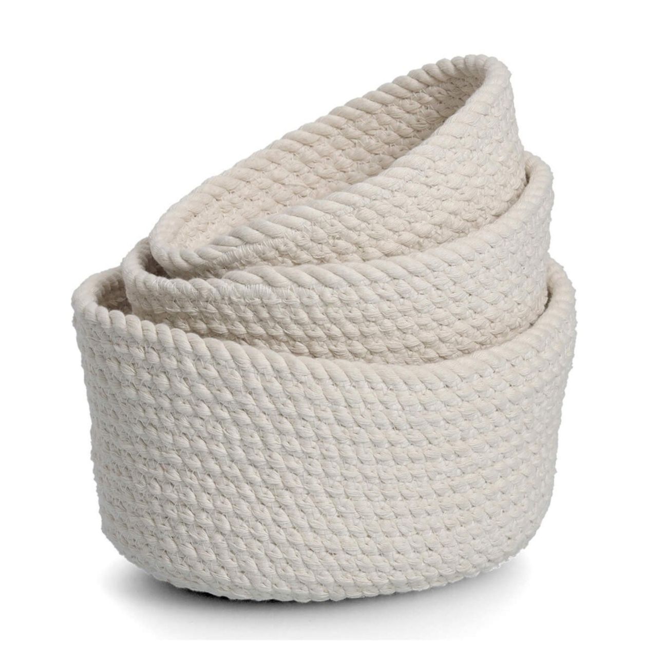 Ein Set aus drei ineinander gestapelten, cremefarbenen, gewebten Aufbewahrungskörben mit strukturiertem Muster, gestapelt auf weißem Hintergrund.