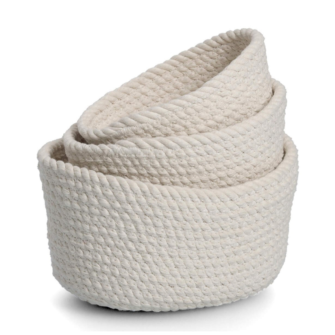 Ein Set aus drei ineinander gestapelten, cremefarbenen, gewebten Aufbewahrungskörben mit strukturiertem Muster, gestapelt auf weißem Hintergrund.