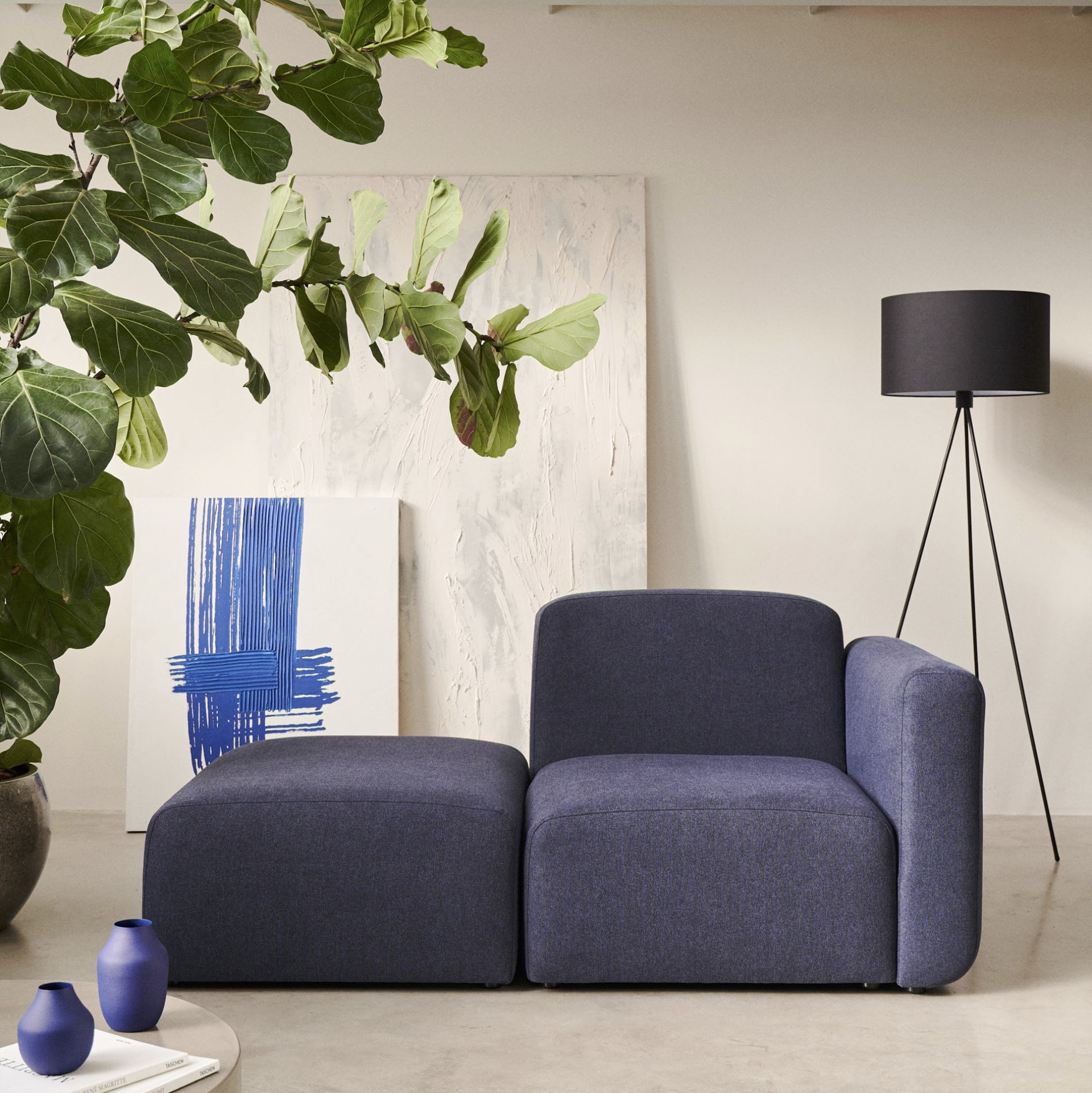 Sofaelement Neom von Kave Home aus blauem Stoff in modernem Ambiente