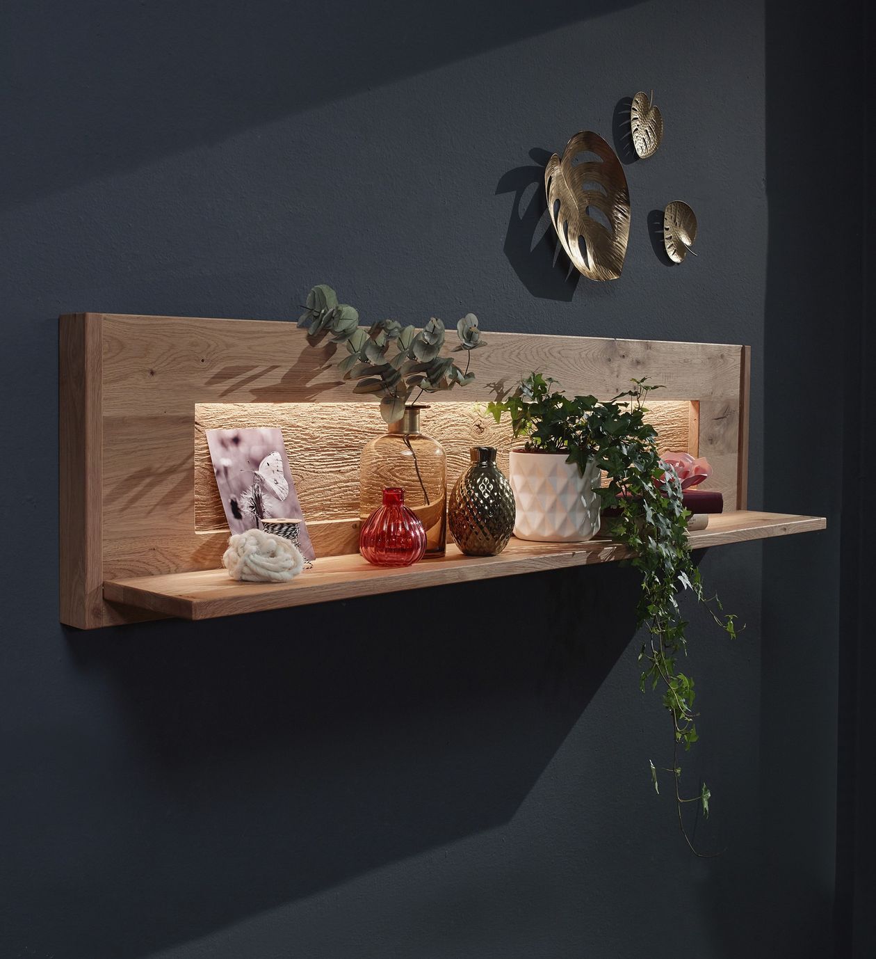 Wandboard Missouri aus Wildeiche an einer dunklen Wand hängend mit moderner Dekoration