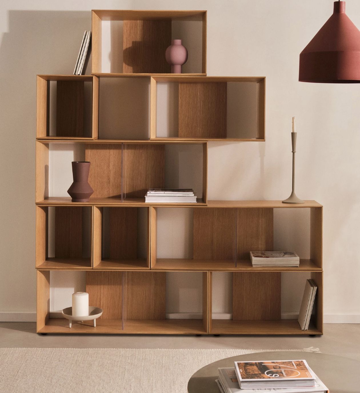 Regal Litto der Marke Kave Home aus braunem Holz zum Aufstellen in einem Scandi-Ambiente