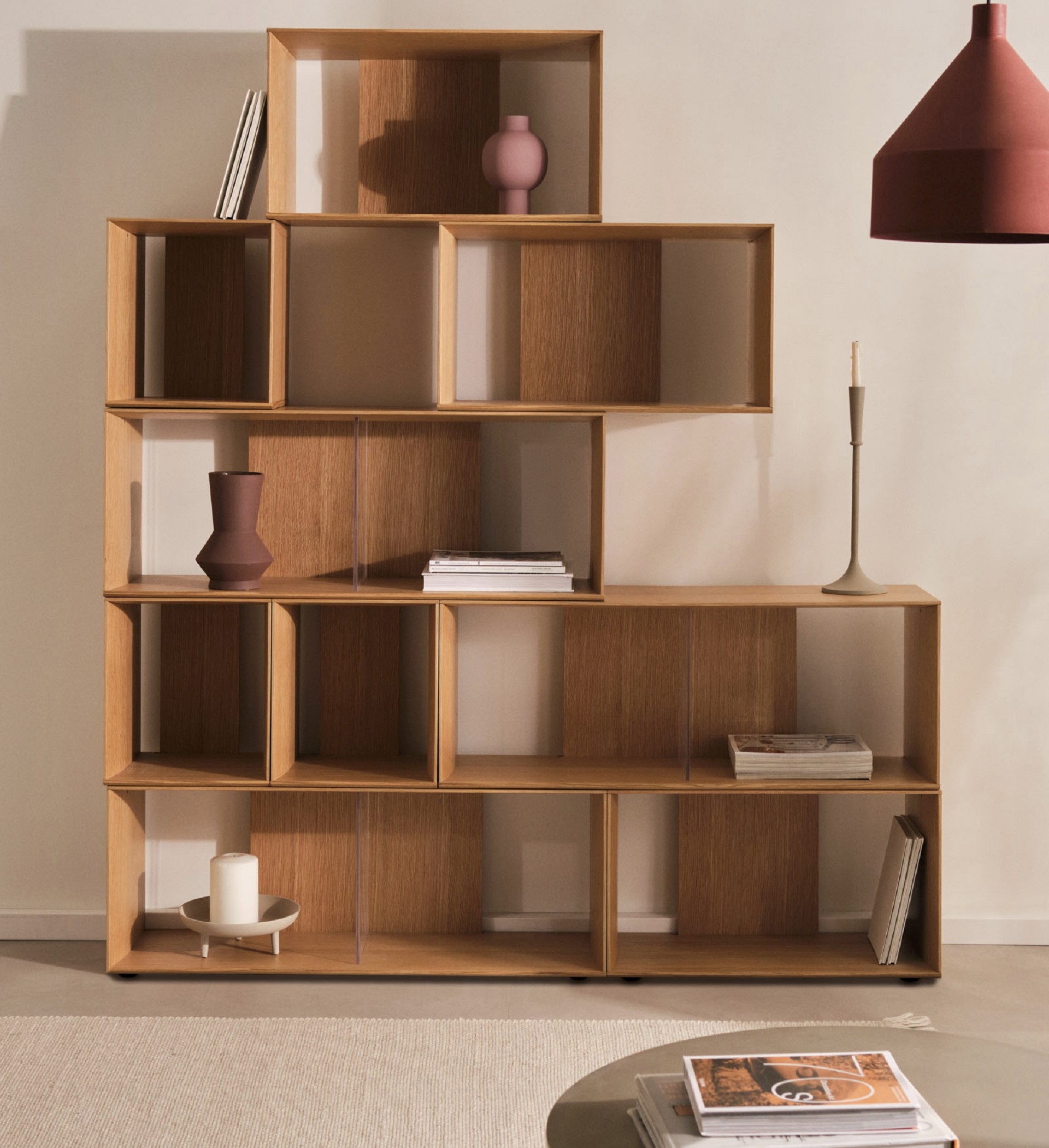 Regal Litto der Marke Kave Home aus braunem Holz zum Aufstellen in einem Scandi-Ambiente