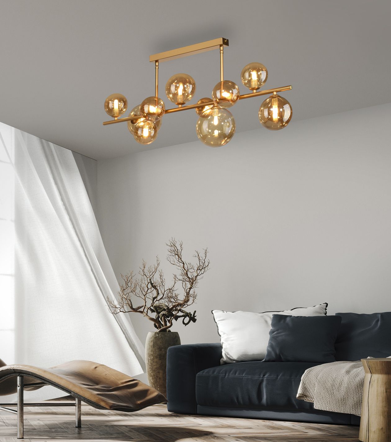 Modernes Wohnzimmer mit einem dunkelblauen Sofa, dekorativen Kissen, einer großen Pflanze und einem einzigartigen goldenen Kronleuchter mit Kugellampen.