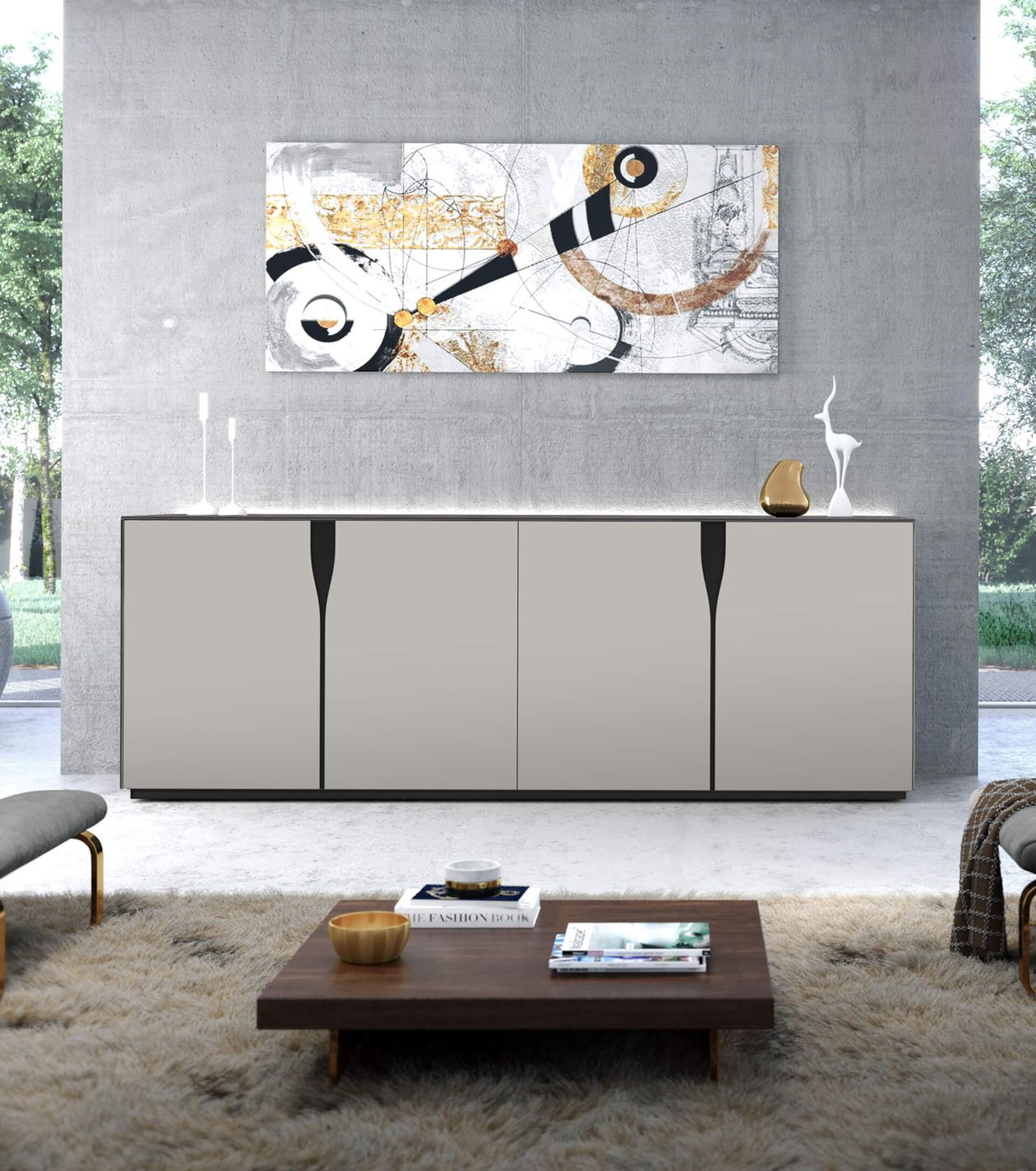 Modernes Wohnzimmer mit geometrischem Kunstwerk über einem Sideboard, Holztisch mit Büchern und Tasse, flauschiger Teppich, große Fenster.