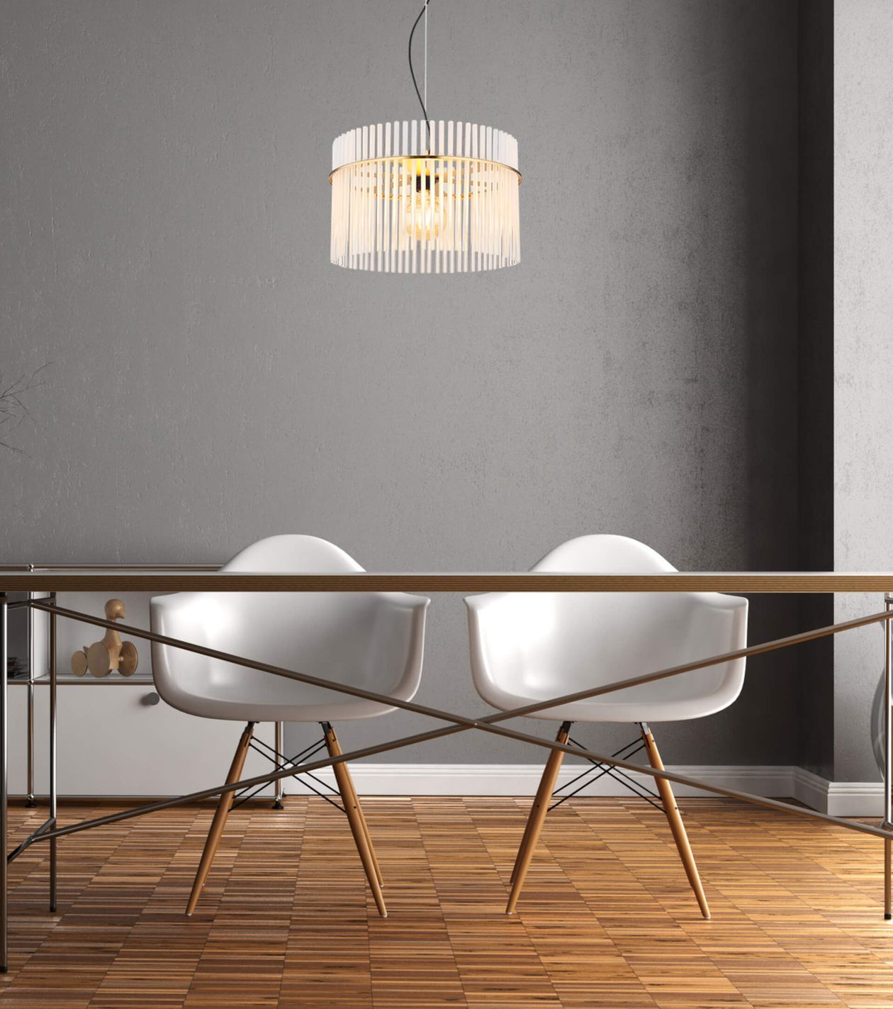 Pendelleuchte mit durchsichtigen Glasstreben und goldenen Details über einem braunen Esstisch.