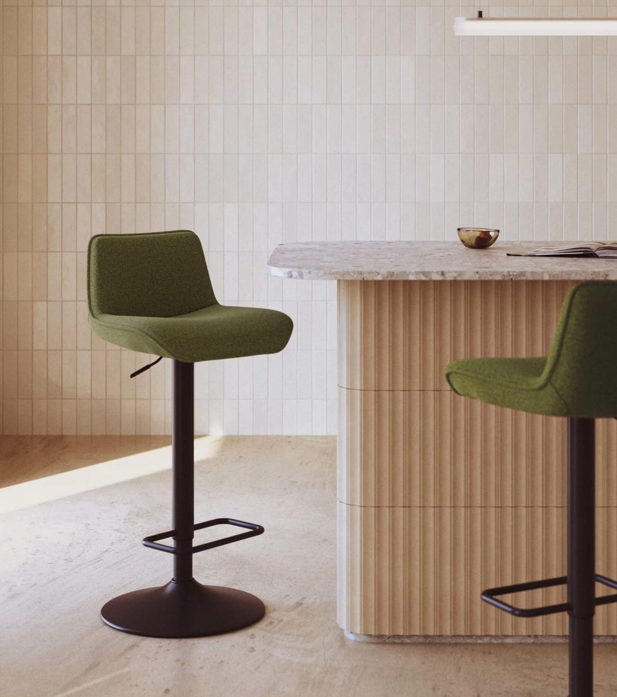 Moderne Küche mit Marmorarbeitsplatte und Holzunterbau. Zwei grüne Barhocker mit schwarzen Gestellen stehen um die Bar herum.