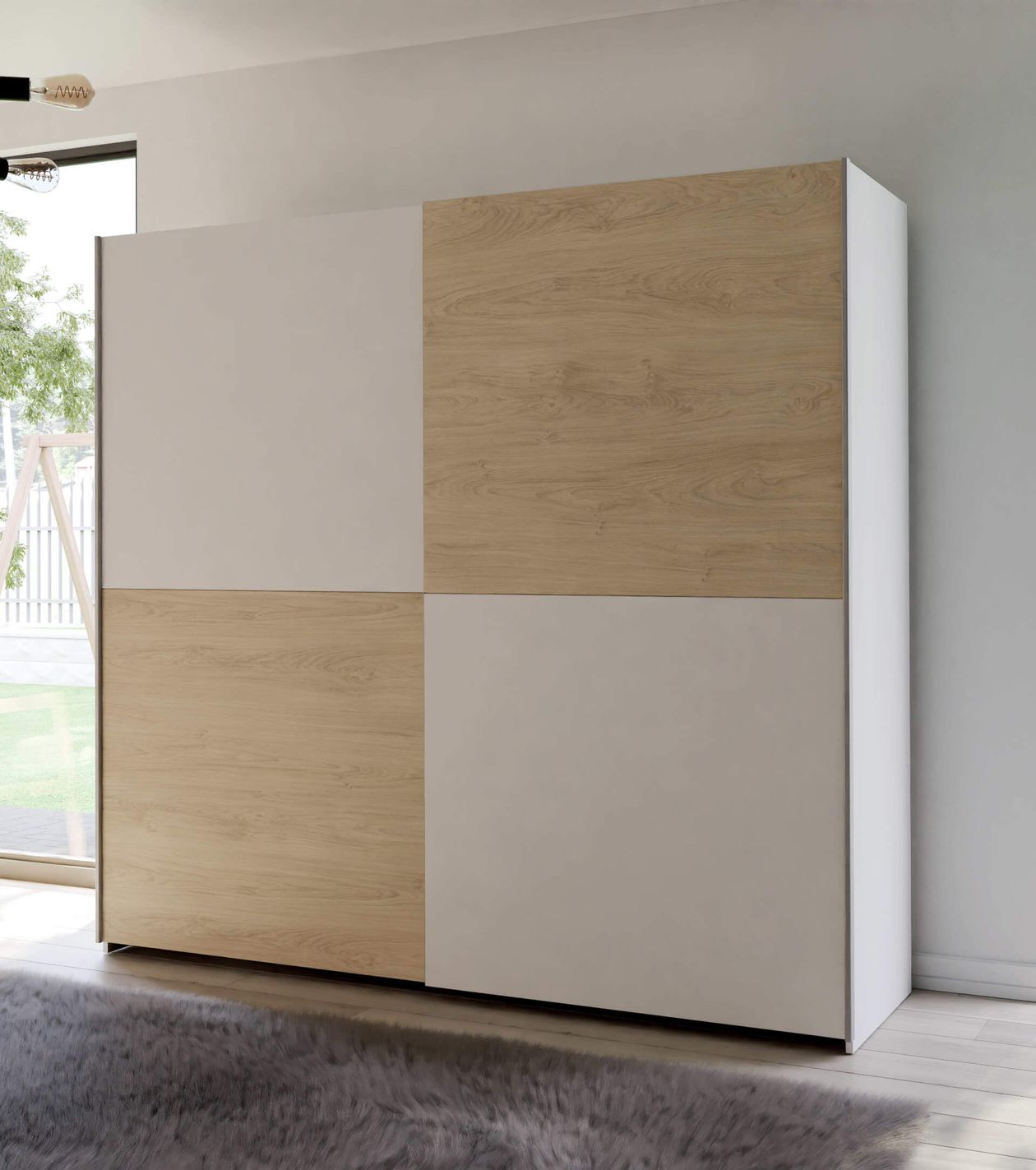 Moderner Kleiderschrank mit Schiebetüren in Holz- und Weißoptik, in einem hellen Raum mit Teppich und großem Fenster.