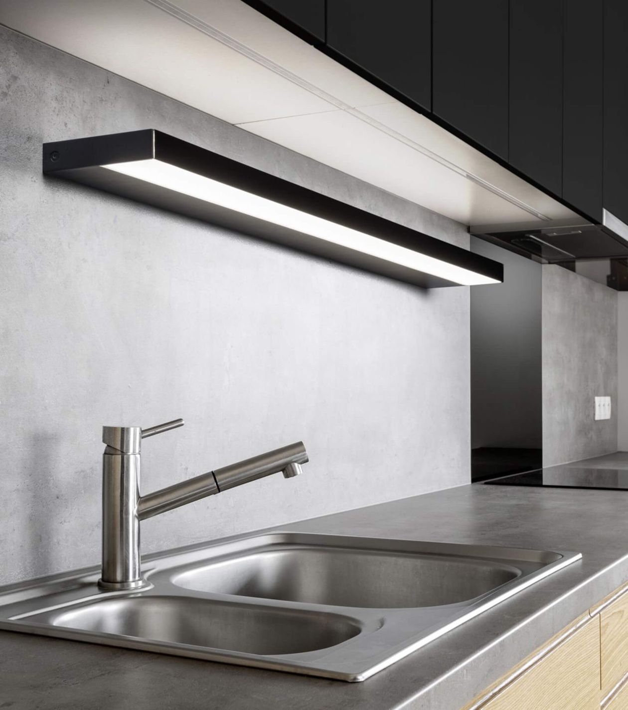 Schlanke LED-Unterbauleuchte in Schwarz bietet klare, helle Arbeitsbeleuchtung für moderne Küchen. Ideal für funktionale und stilvolle Ausleuchtung der Arbeitsplatte.