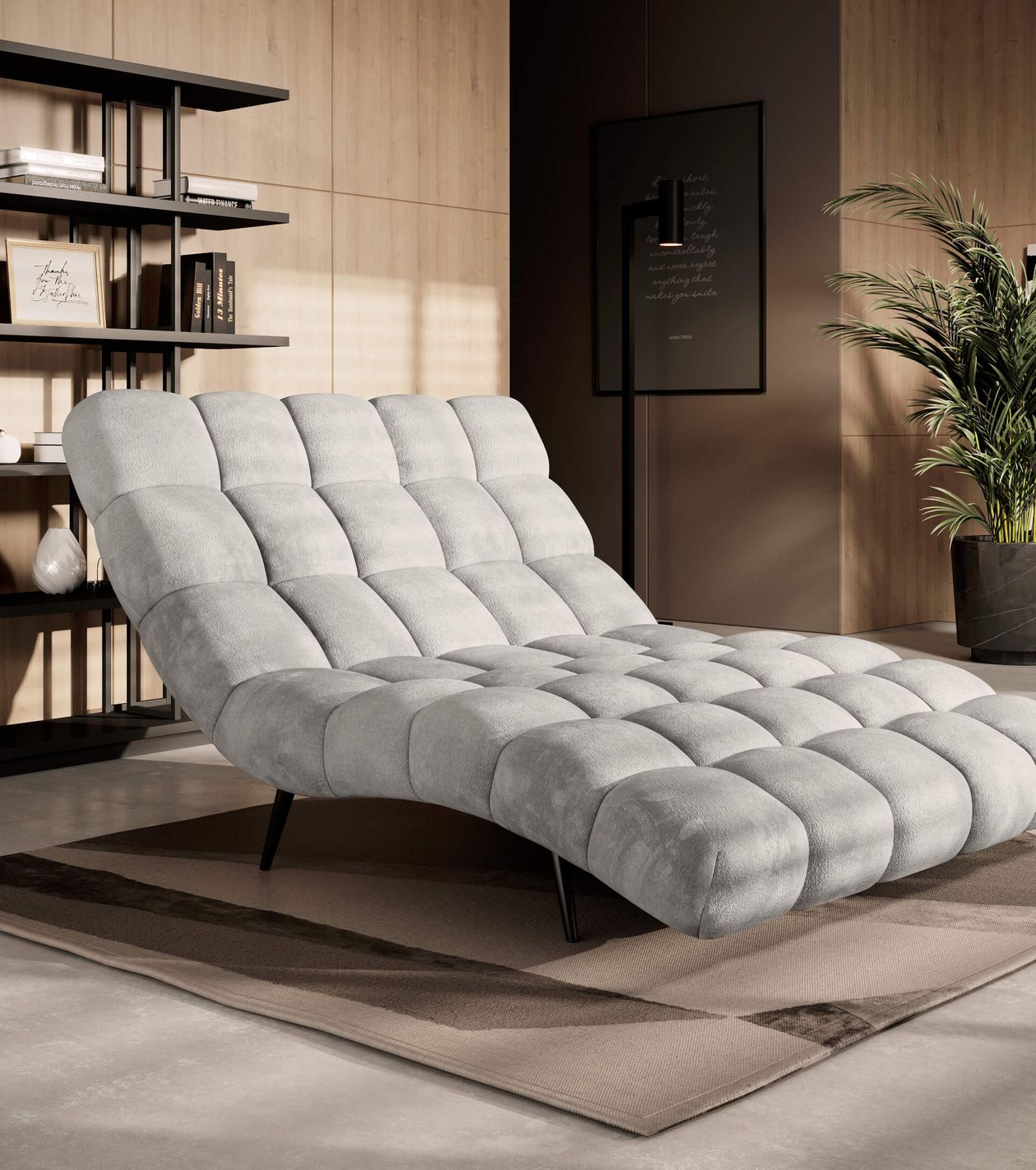 Graues, gepolstertes Chaise Longue in modernem Raum mit Holzwänden, Regal mit Büchern, Metalllampe und großer Pflanze.