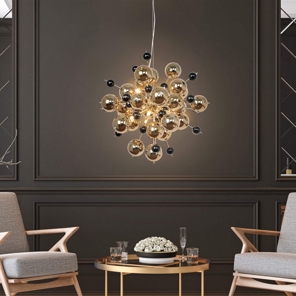 Pendelleuchte aus Glas mit schwarzen und goldenen Elementen über einer hellen Sitzgelegenheit vor einer dunkelbraunen Wand.