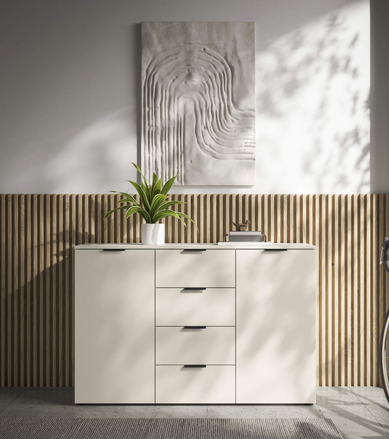 Elegantes Sideboard mit Topfpflanze, strukturierter Wanddekoration, Holzlatten und sanftem Schattenspiel in einem sonnendurchfluteten, modernen Interieur.
