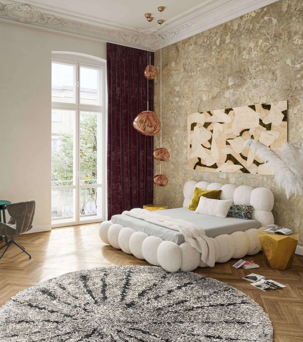 Elegantes Schlafzimmer mit einem einzigartigen Bett, abstrakter Kunst, Hängelampen, großem Fenster, roten Vorhängen und einem runden Teppich mit Muster auf Holzboden.