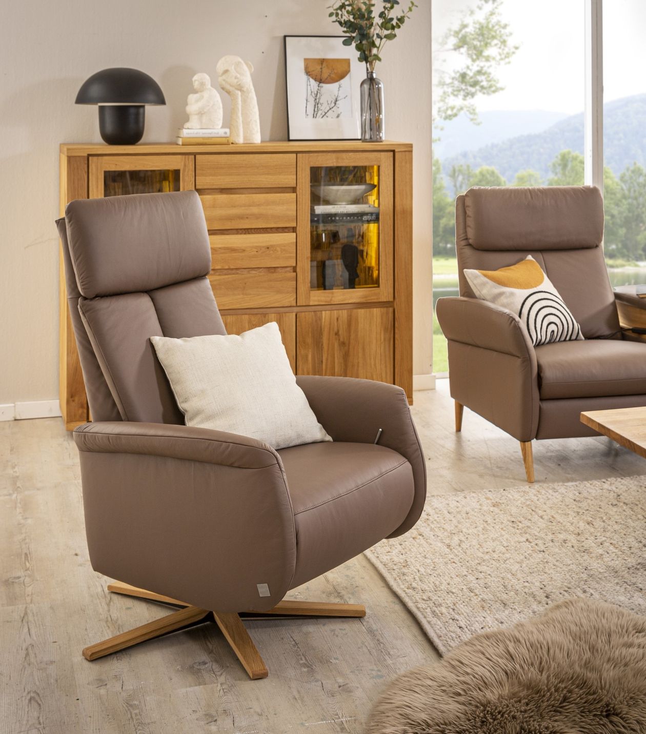 Sessel Riverside der Marke Maison aus braunem Leder in einem rustikal eingerichteten Wohnzimmer